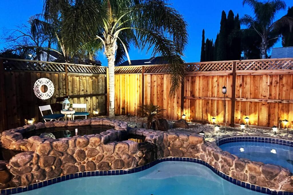 Stunning Modern Home King Bed Pool Jacuzzi Fire pit