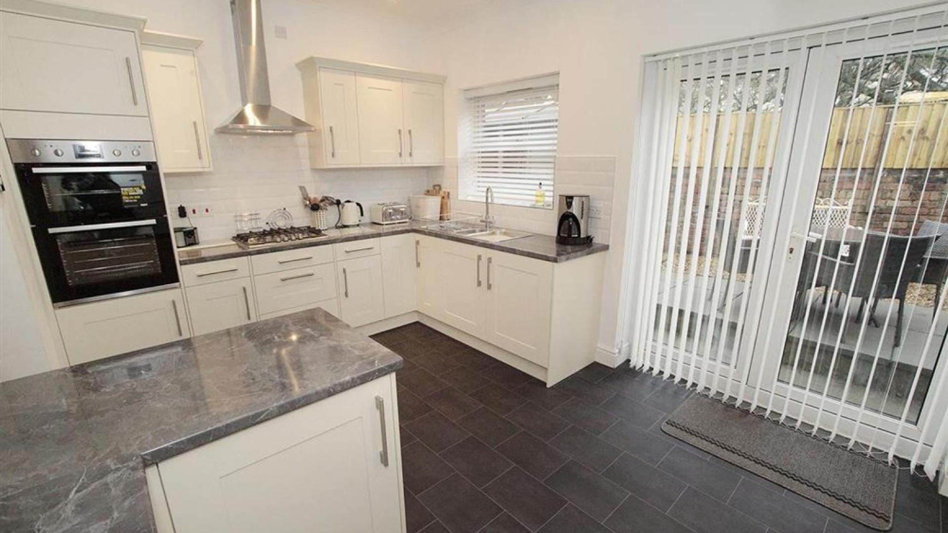 4 Bed in Mumbles oc-hh53