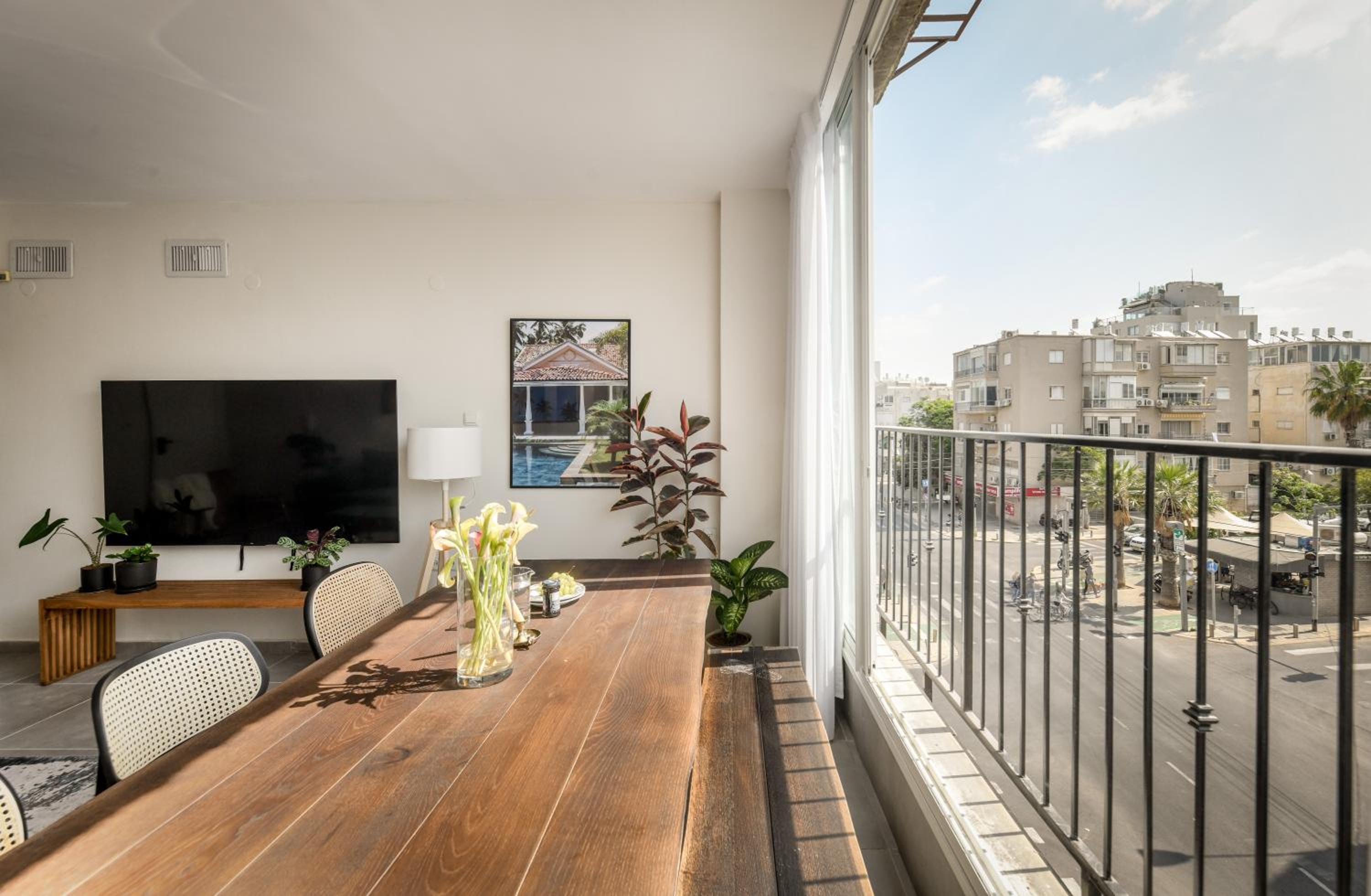 Spacious Bright 3BR Apartment view 3