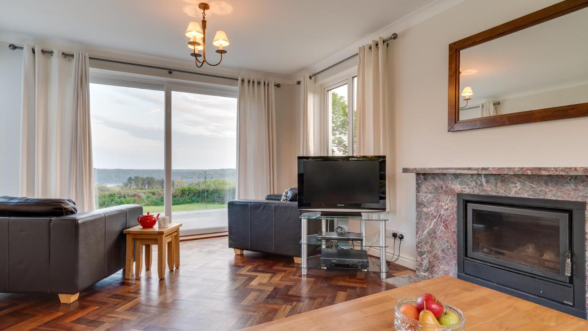 3 Bed in Nicholaston oc-hh676