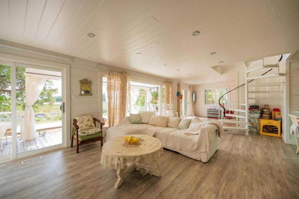 Hot Tub Waterfront Cottage - Near Sauble beach