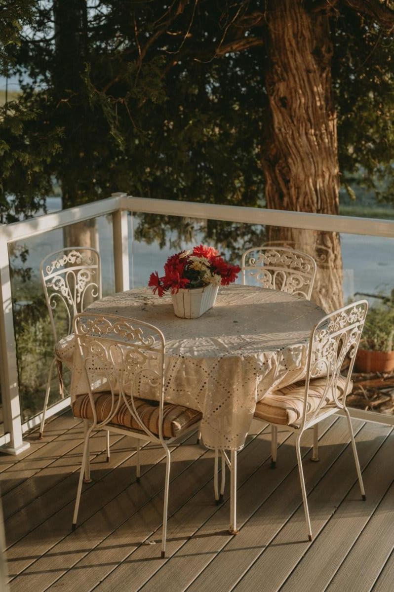 Hot Tub Waterfront Cottage - Near Sauble beach