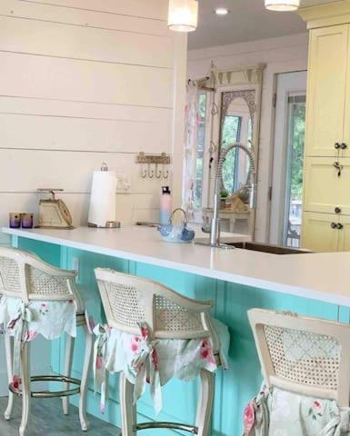 Hot Tub Waterfront Cottage - Near Sauble beach