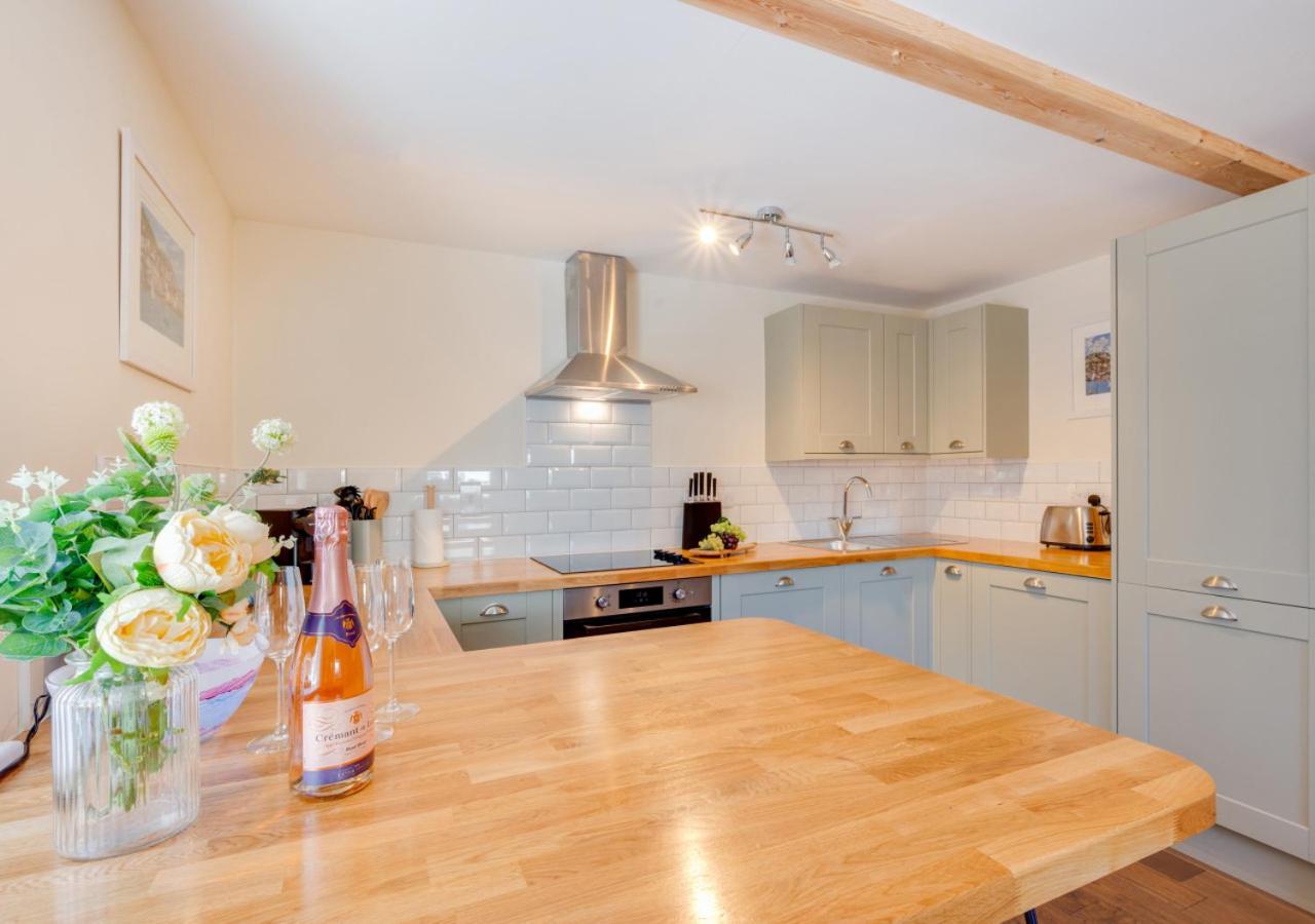 2 Bed in Torquay oc-sdmarg view 3