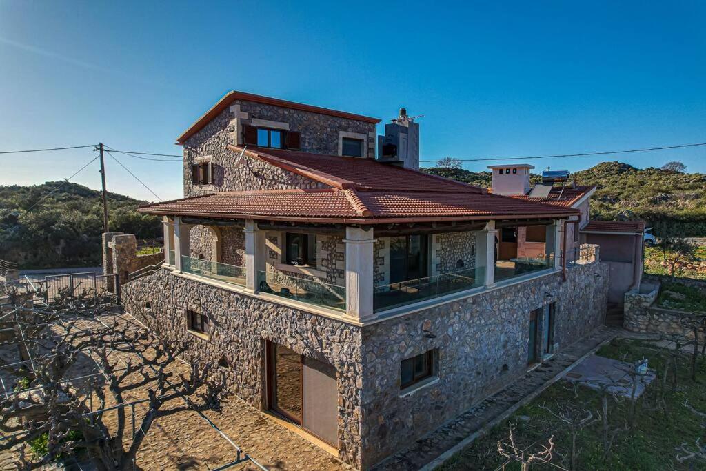 Villa Recluso-3 bd luxury country villa, huge heated pool with hydromassage, individual bbq & large yard, mountain view view 4