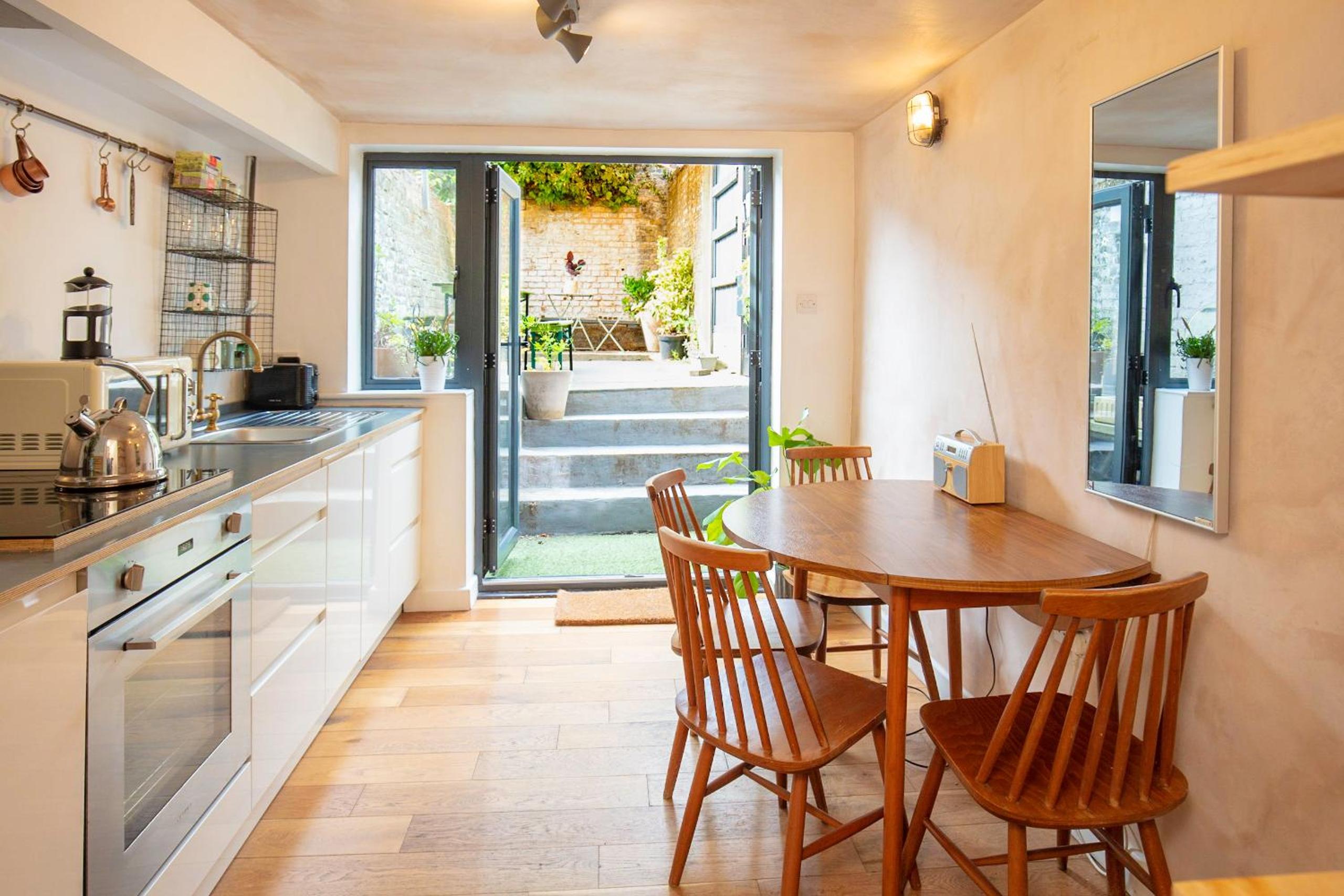Modern flat with KING bed, garden & outdoor dining