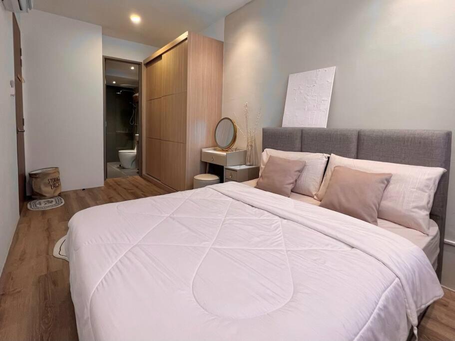Hanns Spacious Balcony&SwimPool with FREE Netflix-6pax photo 3