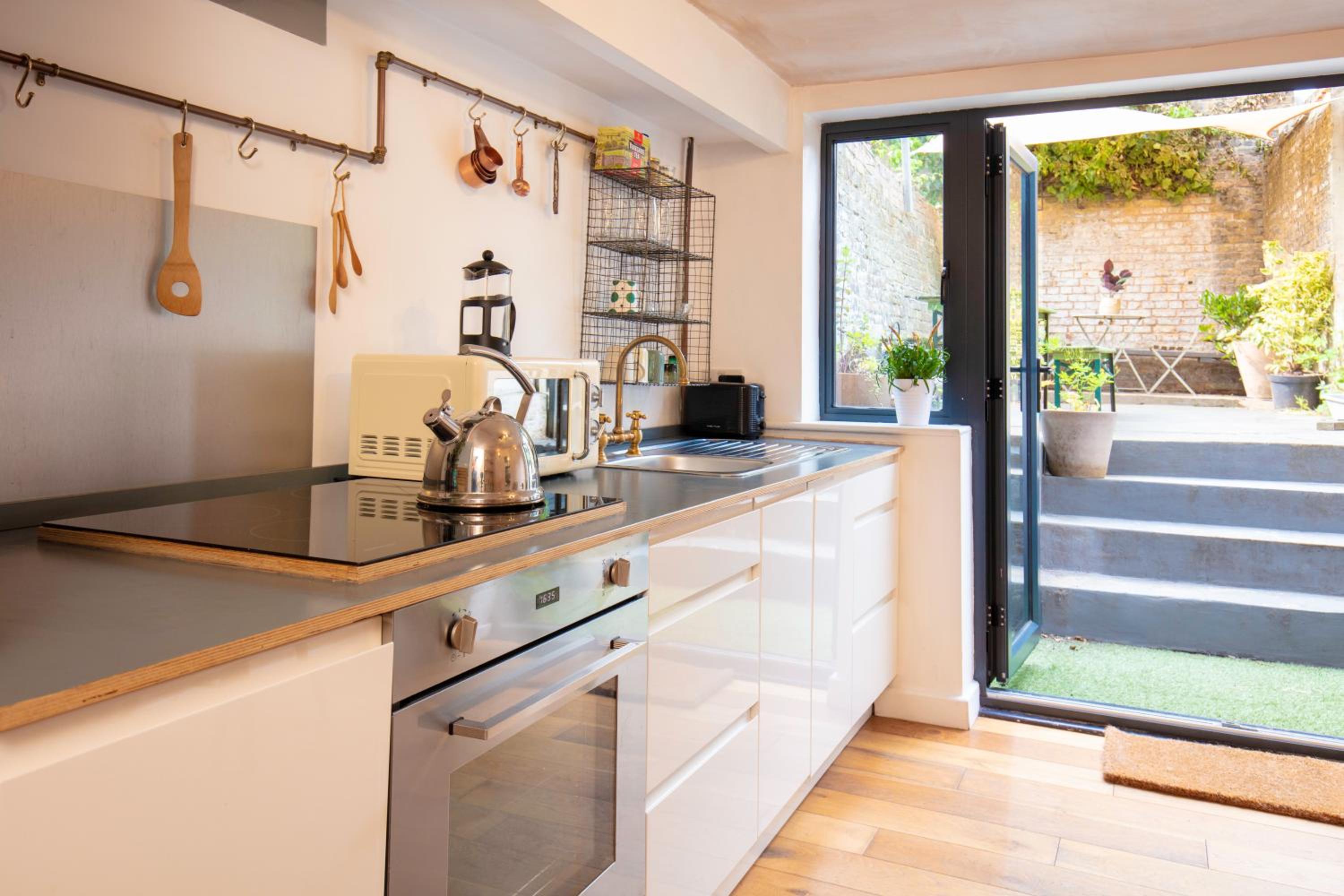 Modern flat with KING bed, garden & outdoor dining