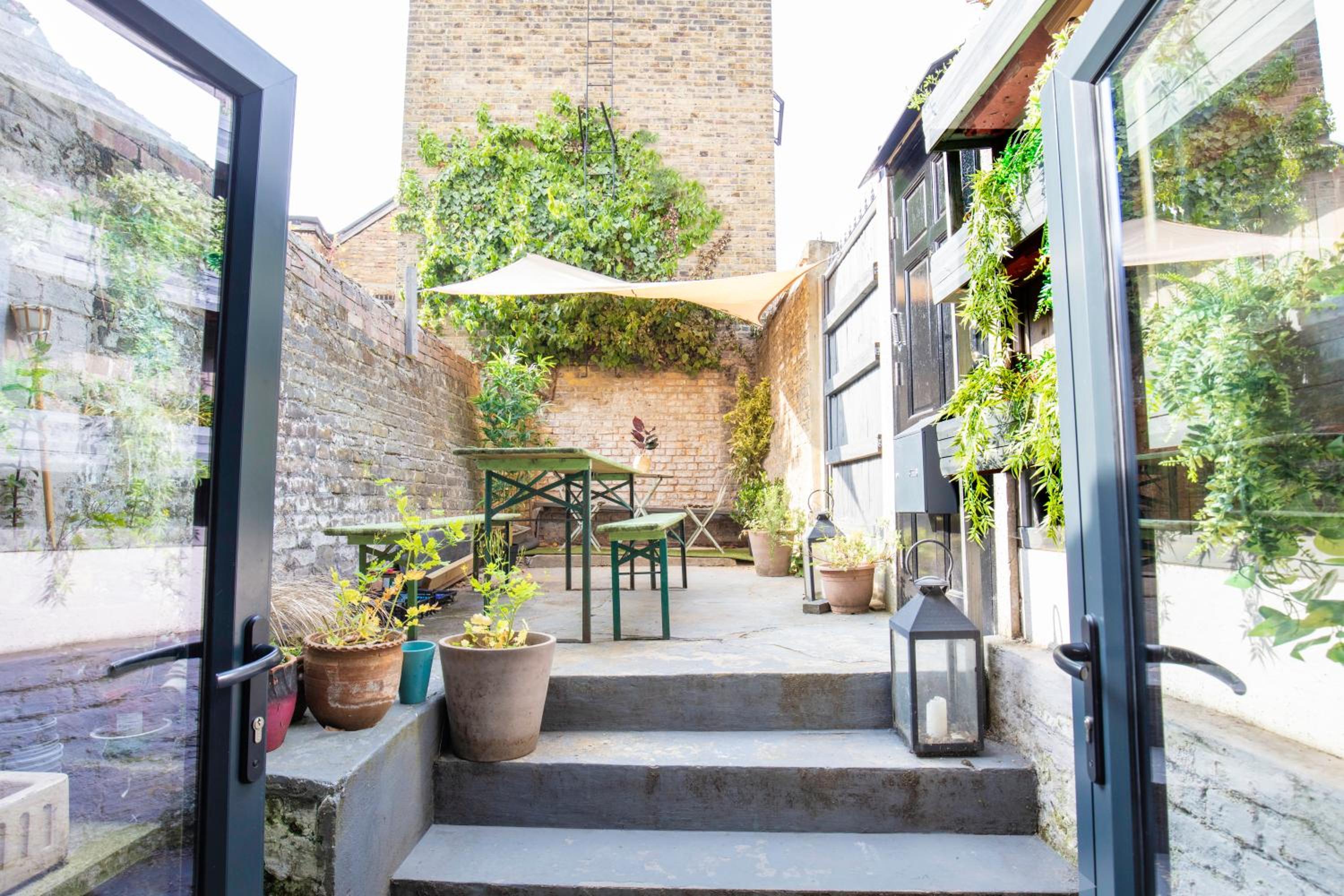 Modern flat with KING bed, garden & outdoor dining