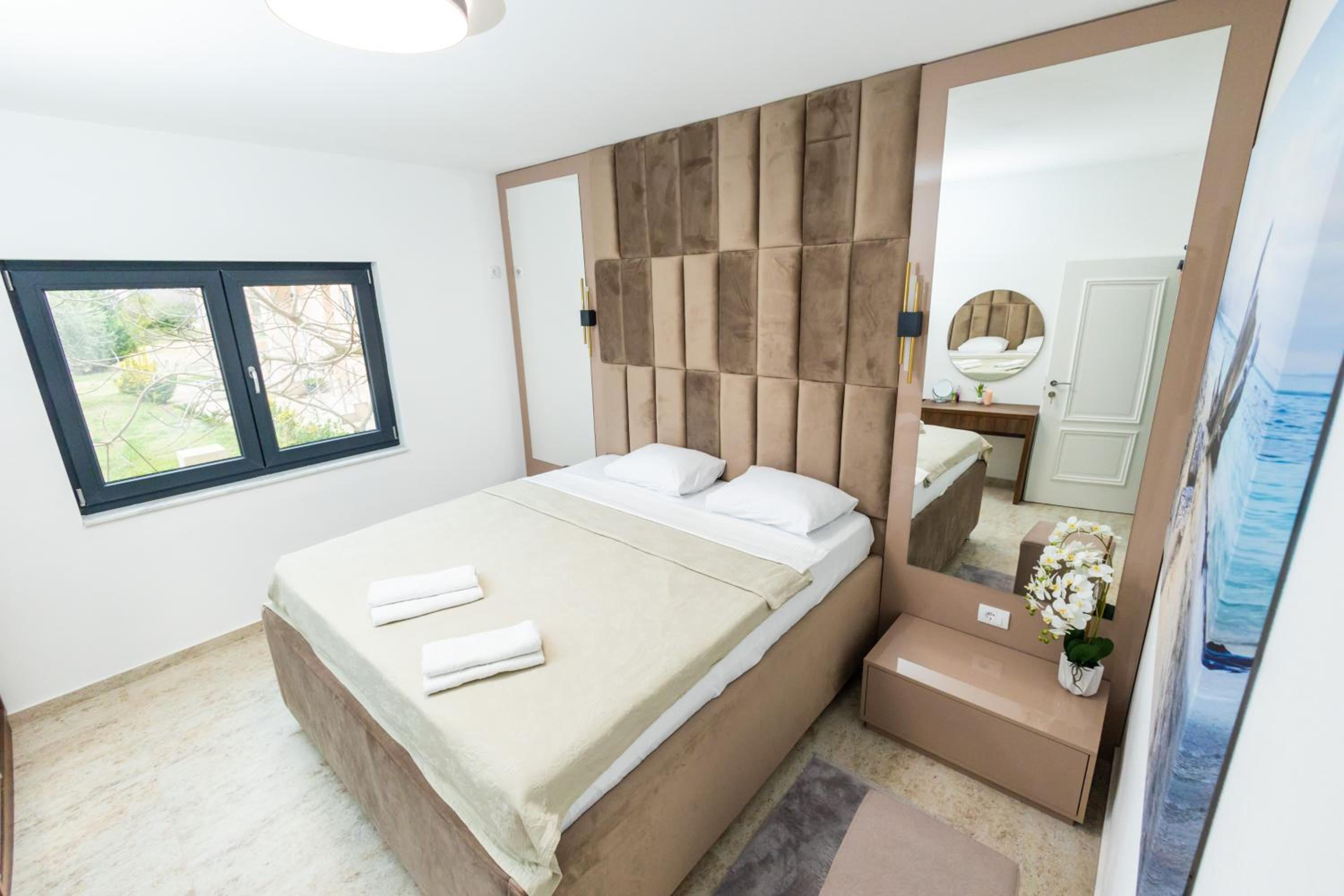 Lira Suites