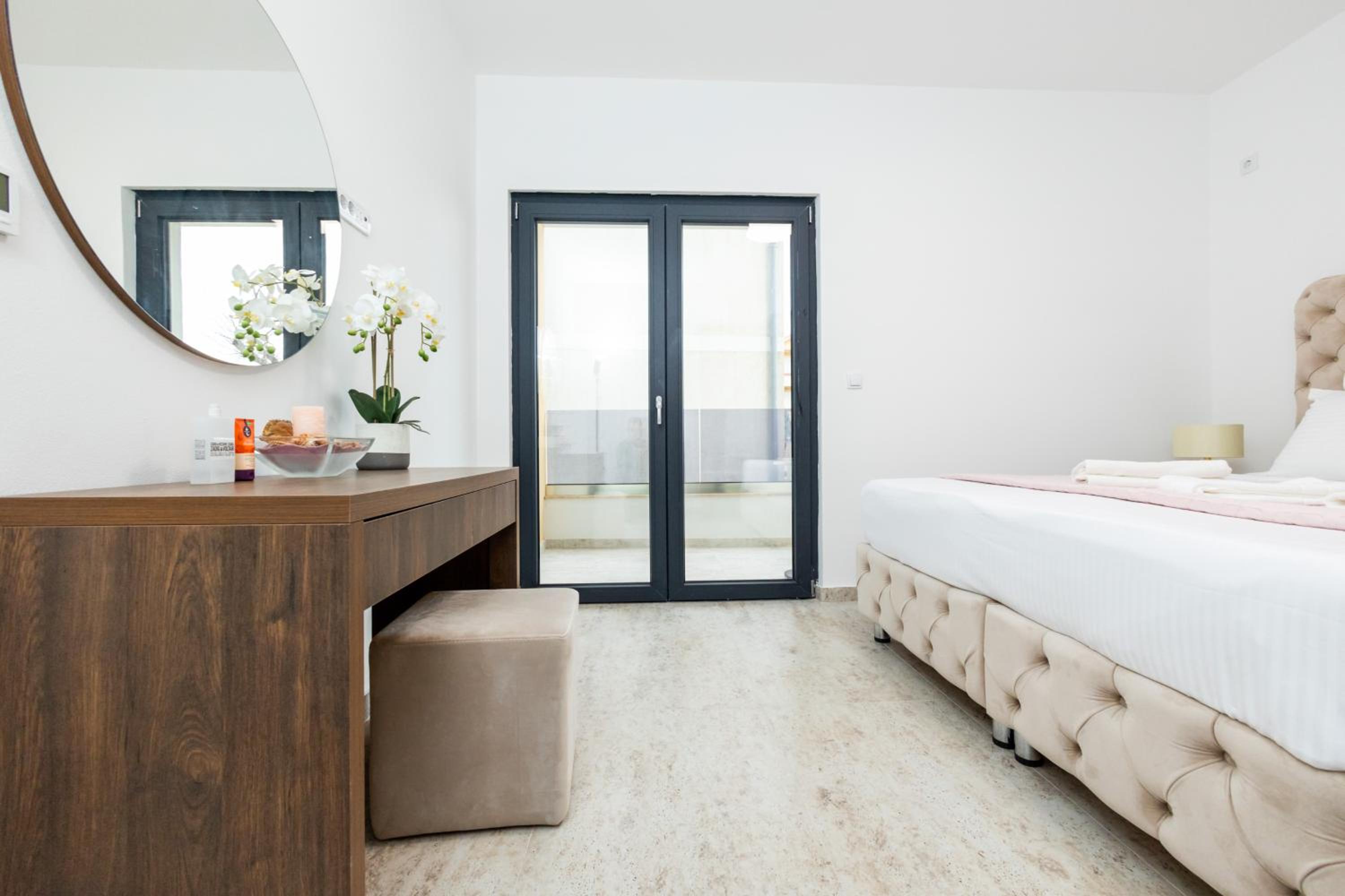 Lira Suites