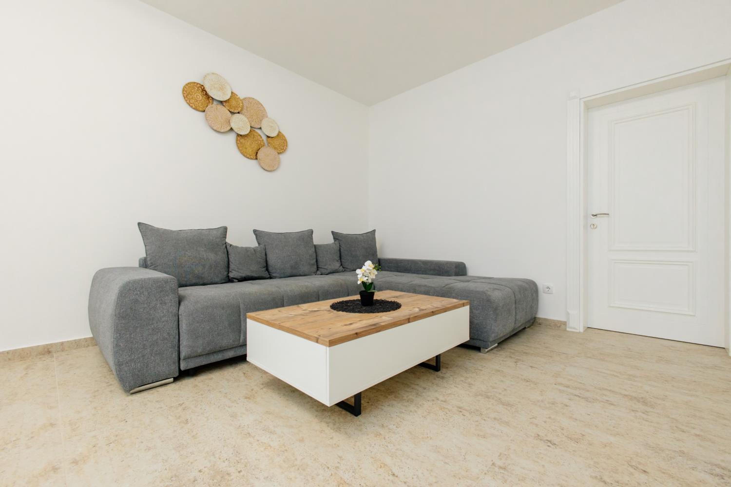 Lira Suites