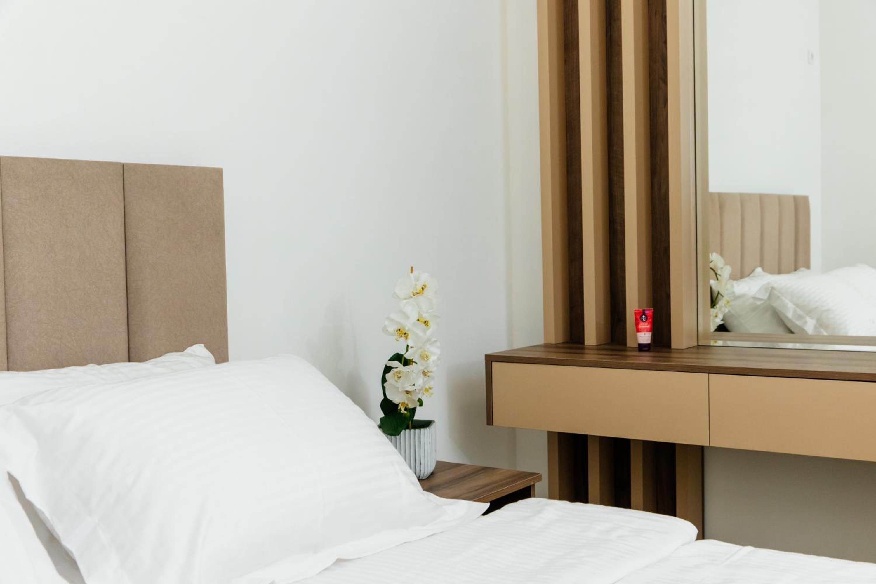 Lira Suites