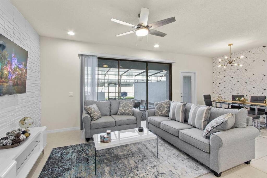 Luxury 5BD/5BH Home With Pool/BBQ Disney Universal view 4