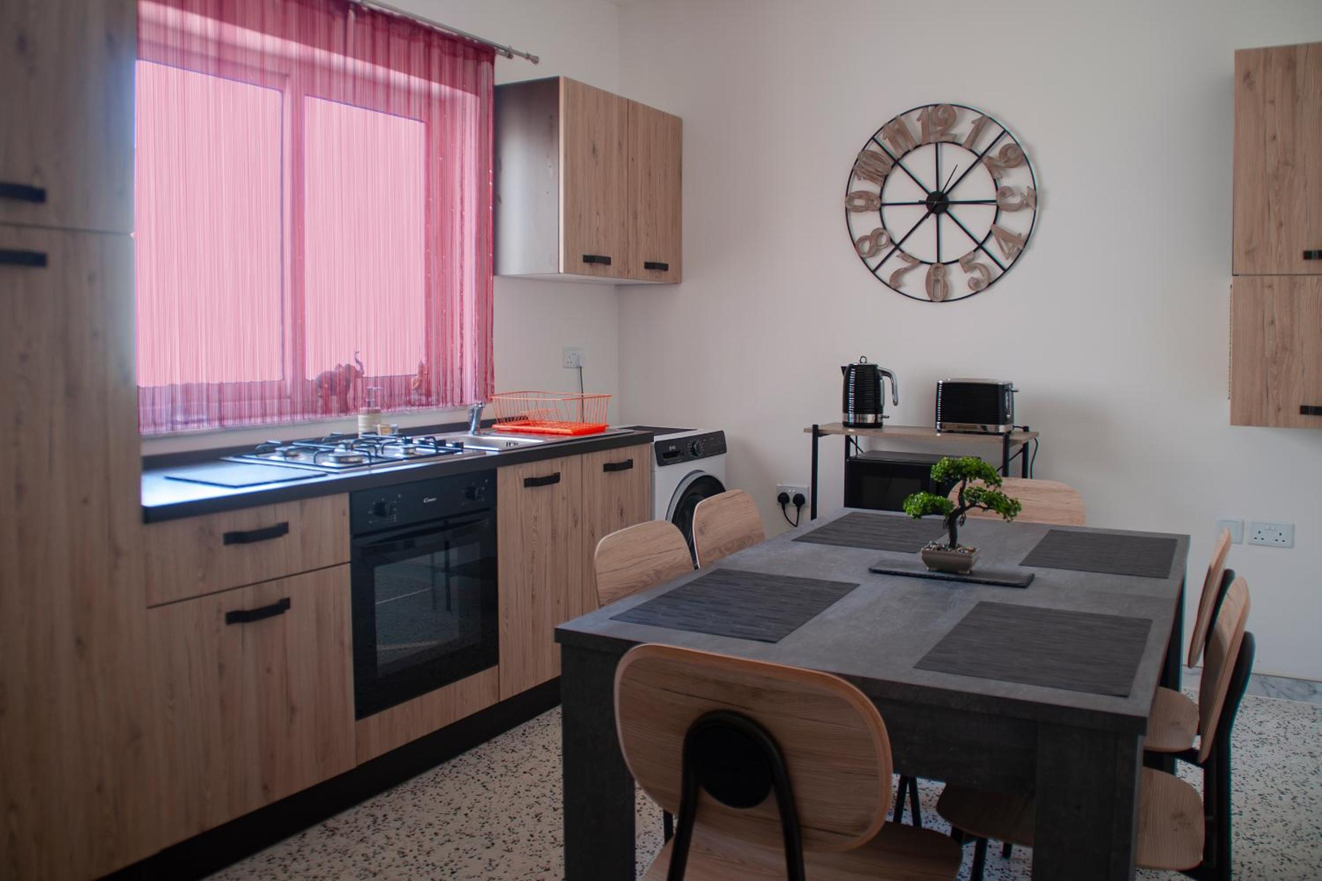 Central Two Bedroom Apartment in Bugibba photo 5