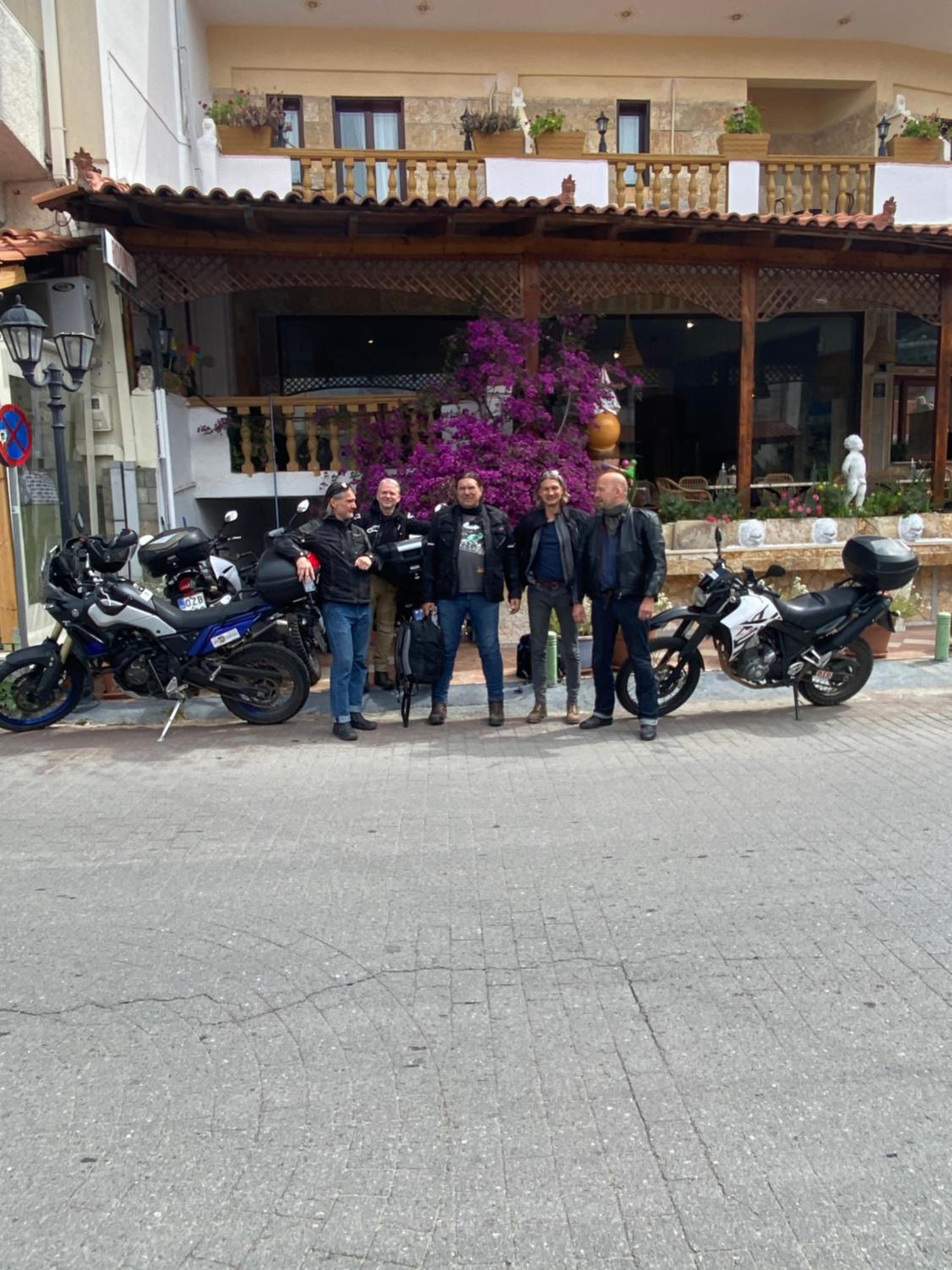 Costas Inn