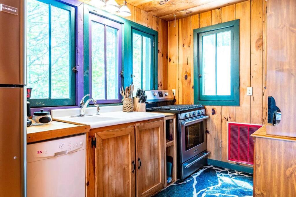 Romantic Gem, 2 Acres, Hot Tub, Free Pet, King Bed view 4