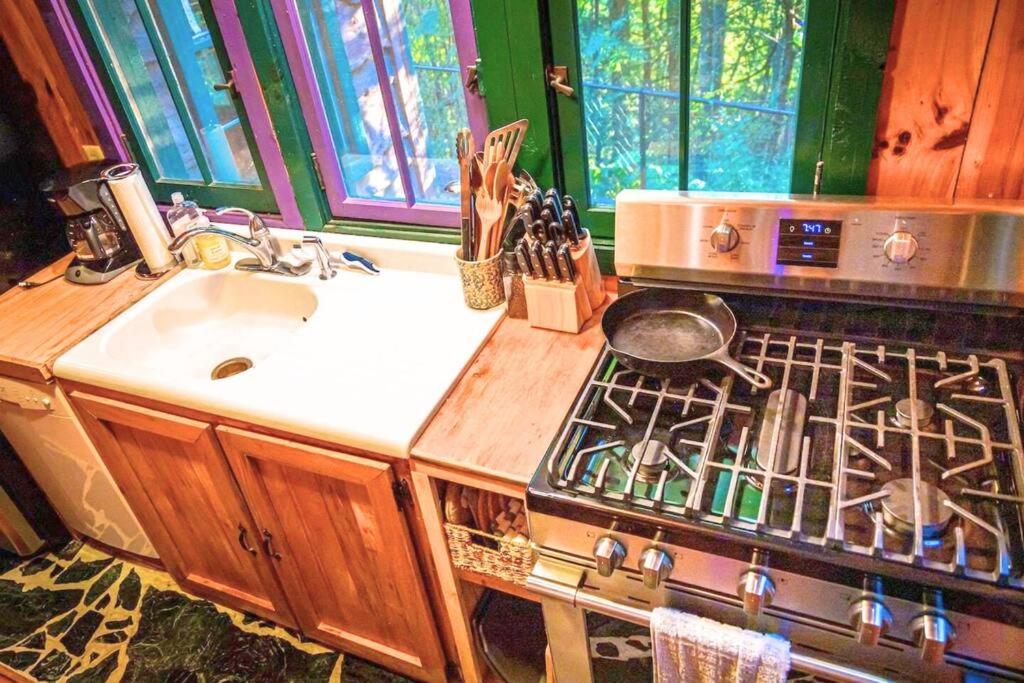 Romantic Gem, 2 Acres, Hot Tub, Free Pet, King Bed view 5