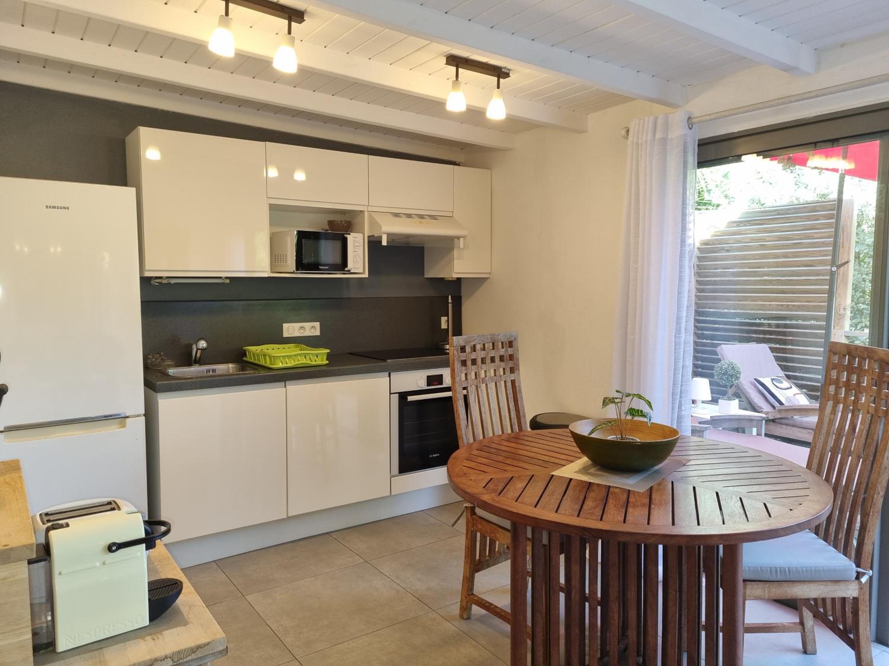 Appartement au coeur d'Orient Bay avec terrasse jardin Jacuzzi et citerne view 3