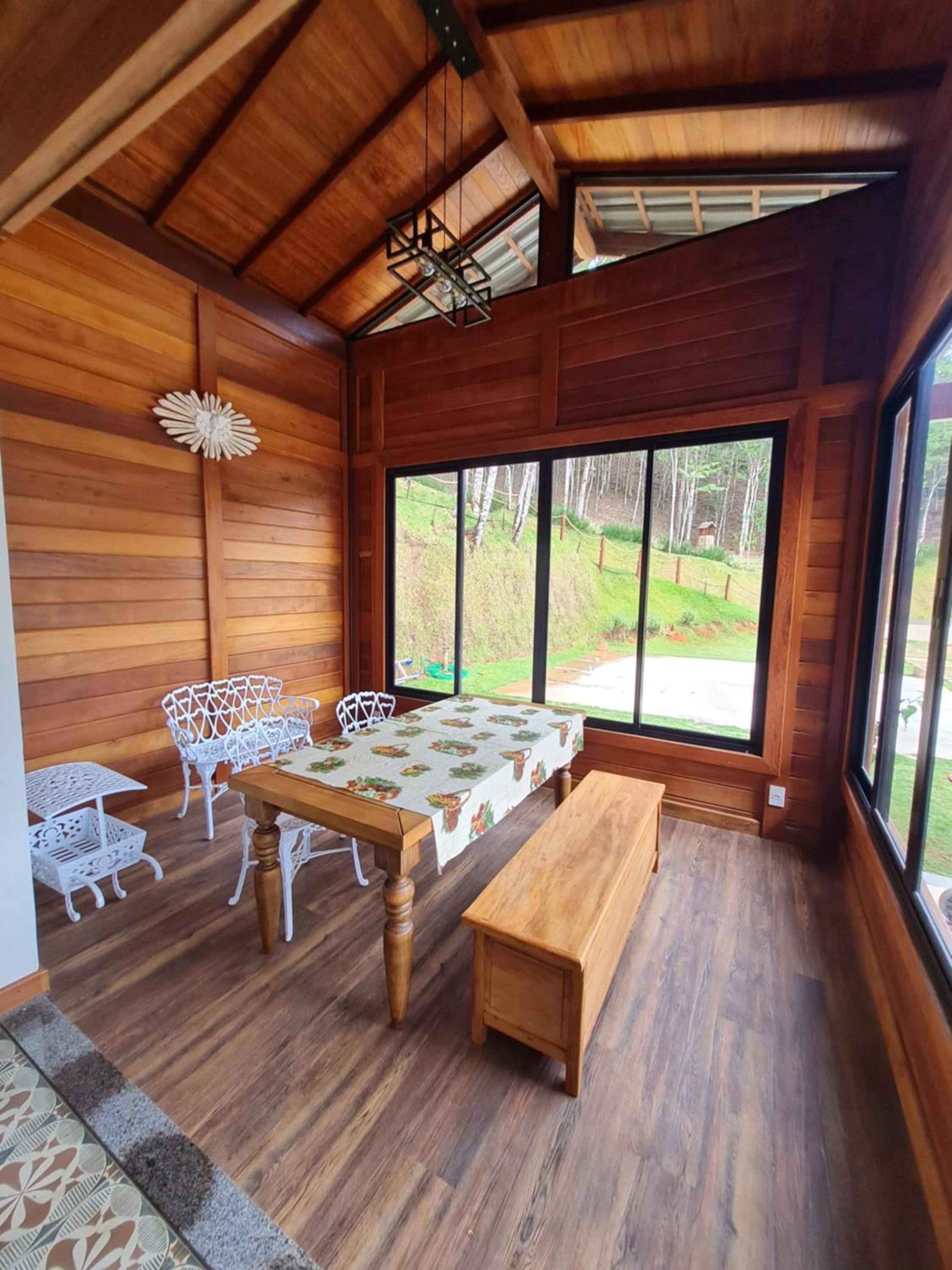 Linda Casa de Campo com Piscina na Rota dos Ipês