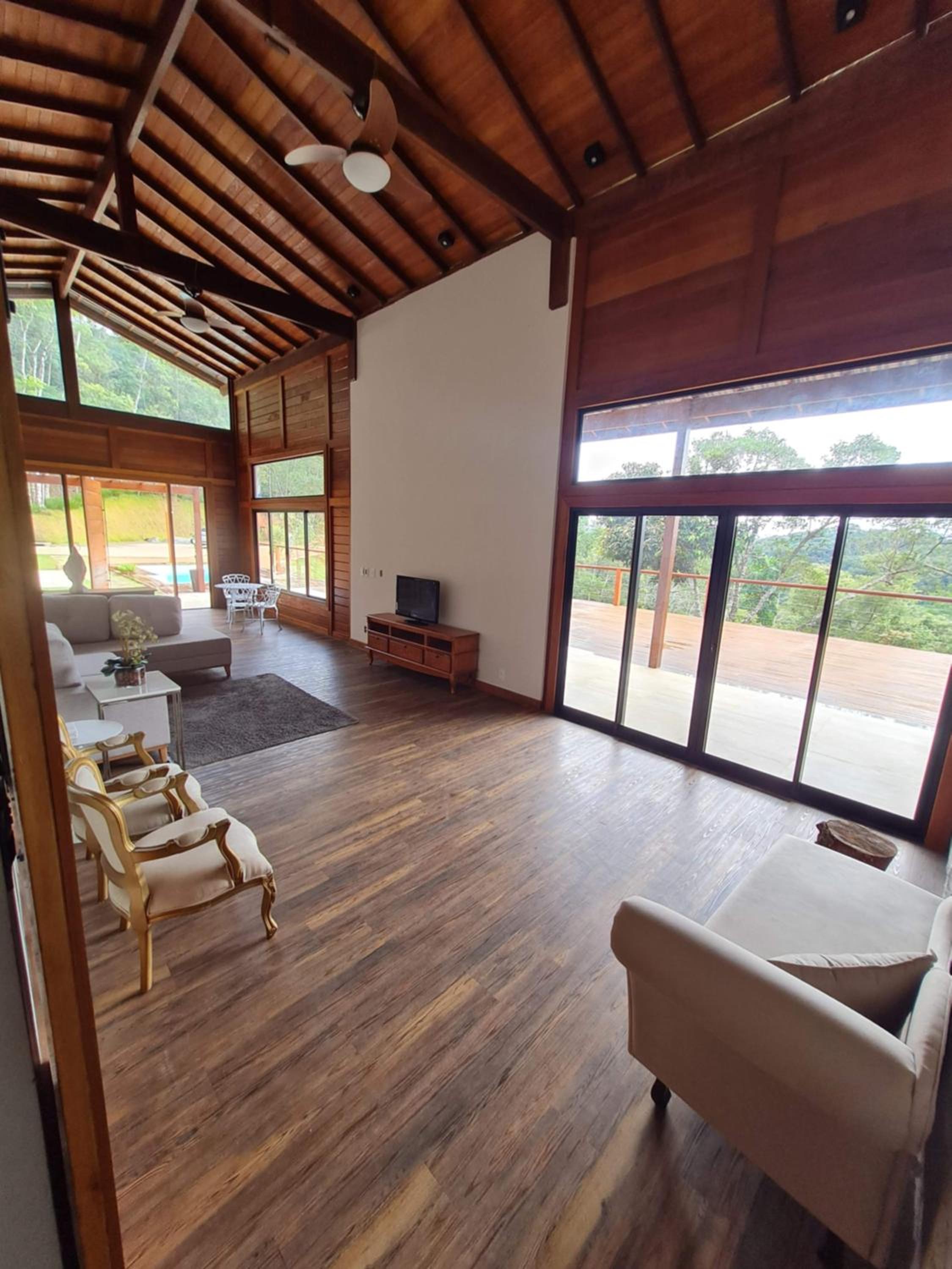 Linda Casa de Campo com Piscina na Rota dos Ipês