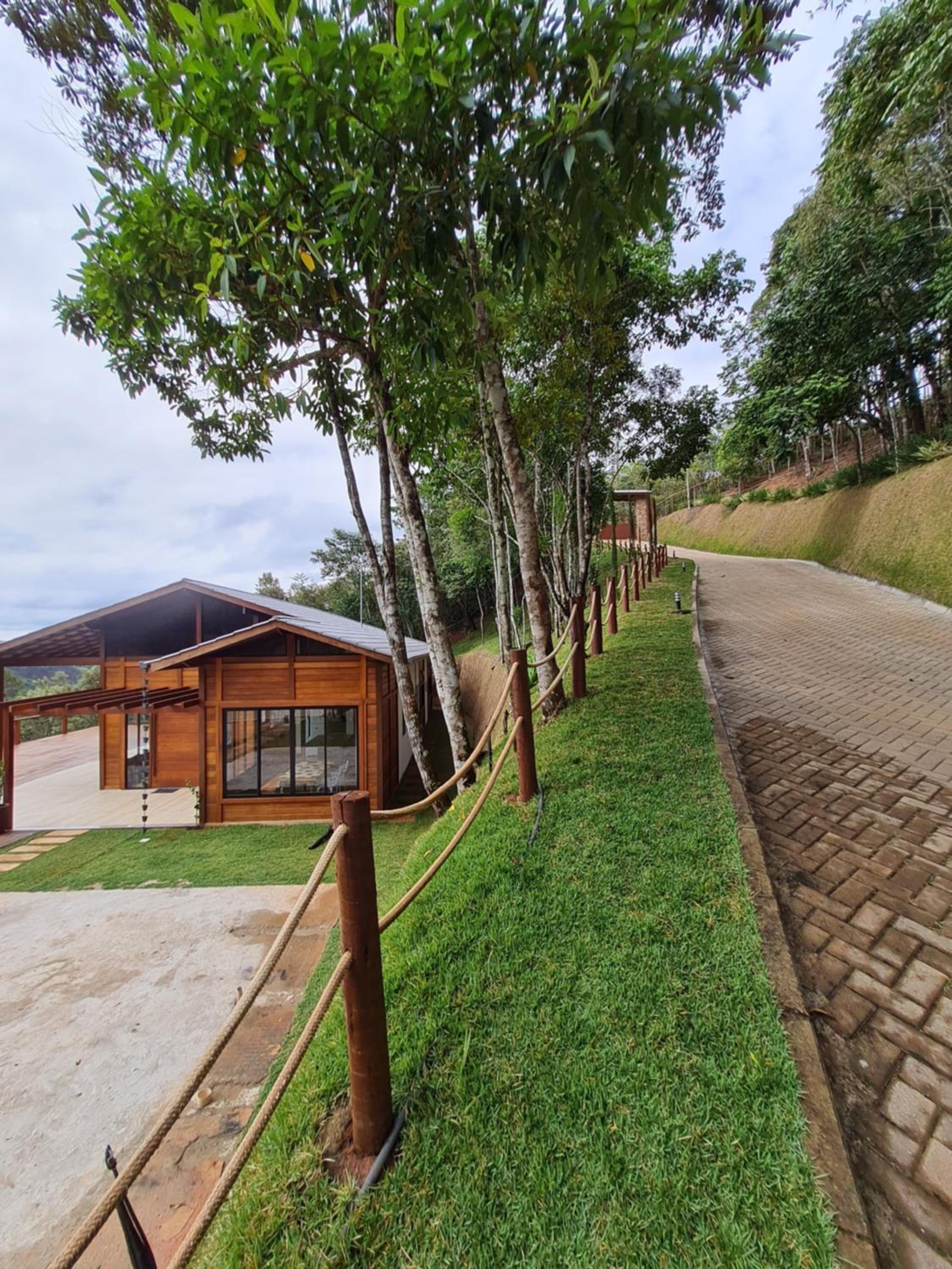 Linda Casa de Campo com Piscina na Rota dos Ipês