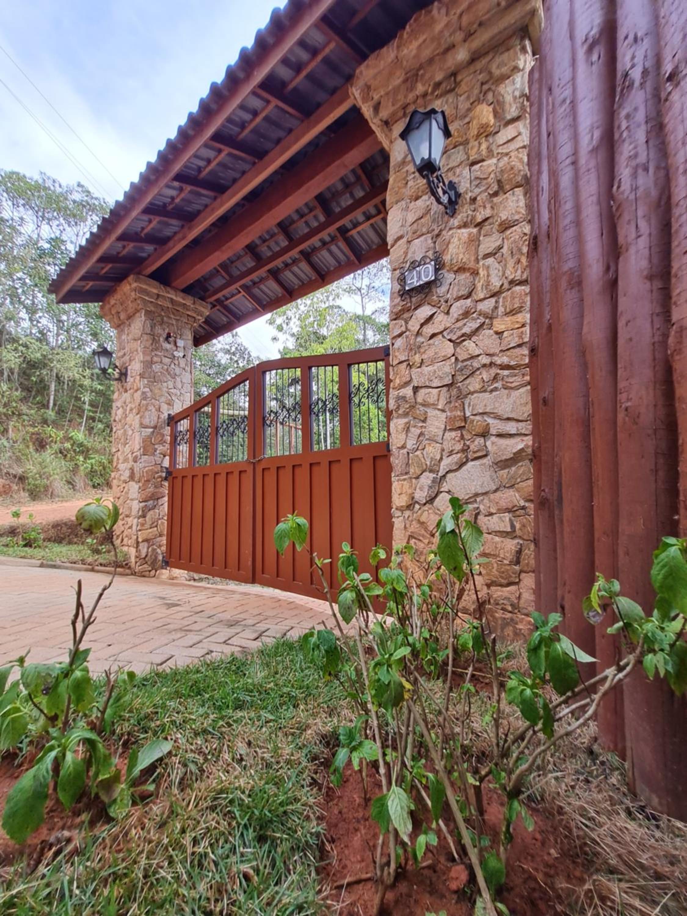 Linda Casa de Campo com Piscina na Rota dos Ipês