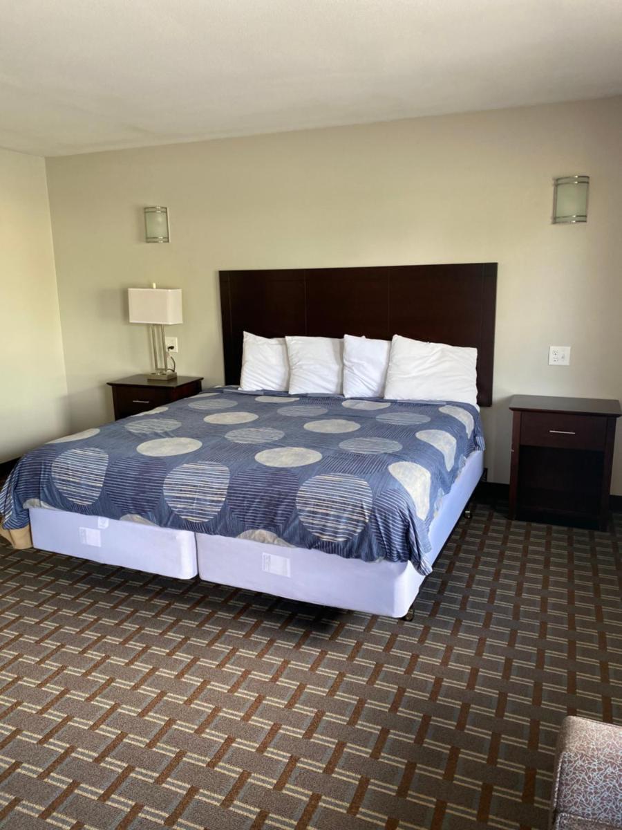 New Budget Inn - Property Image 1