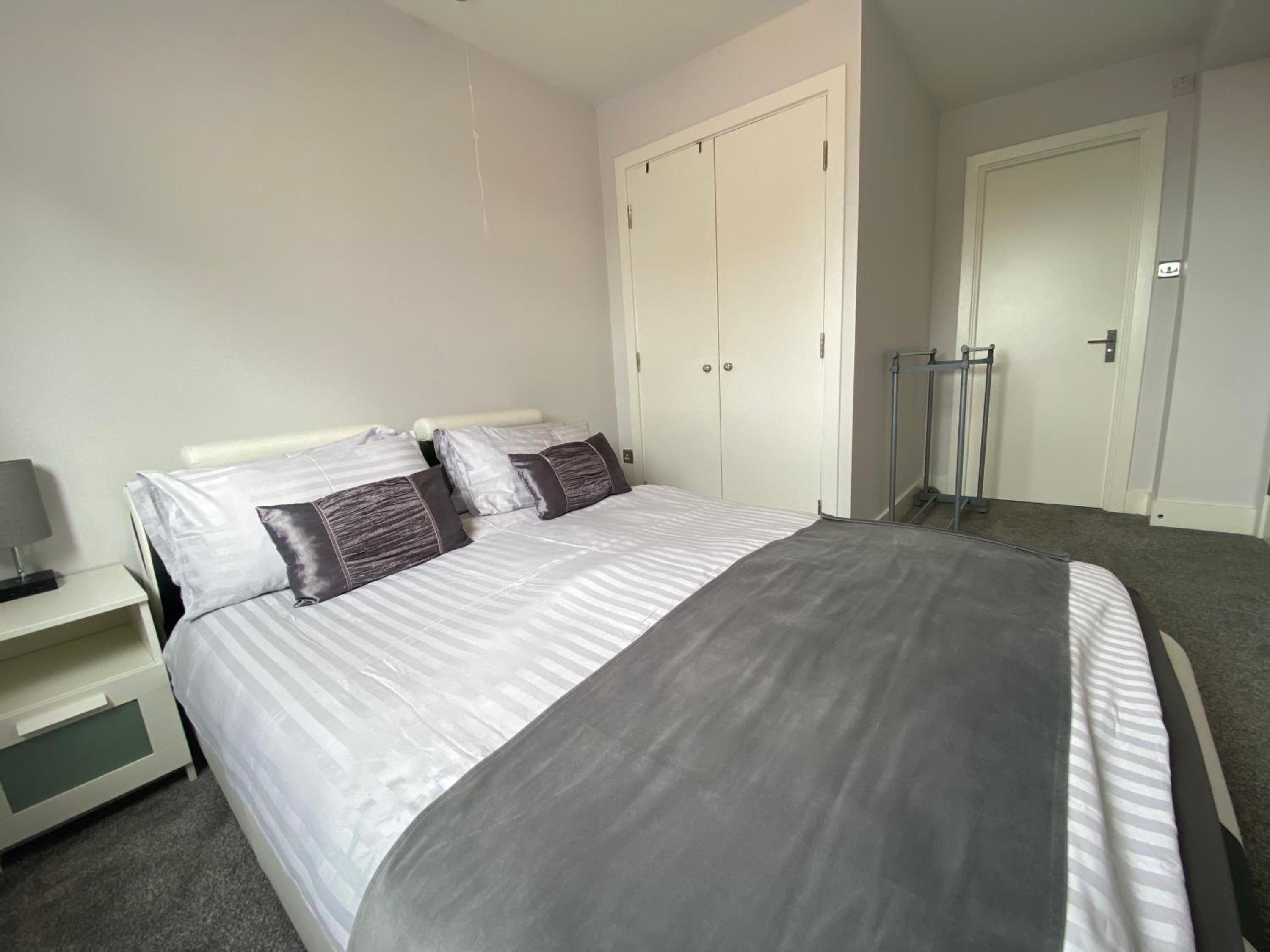 Contemporary City Centre Apartment in The Aspect view 4