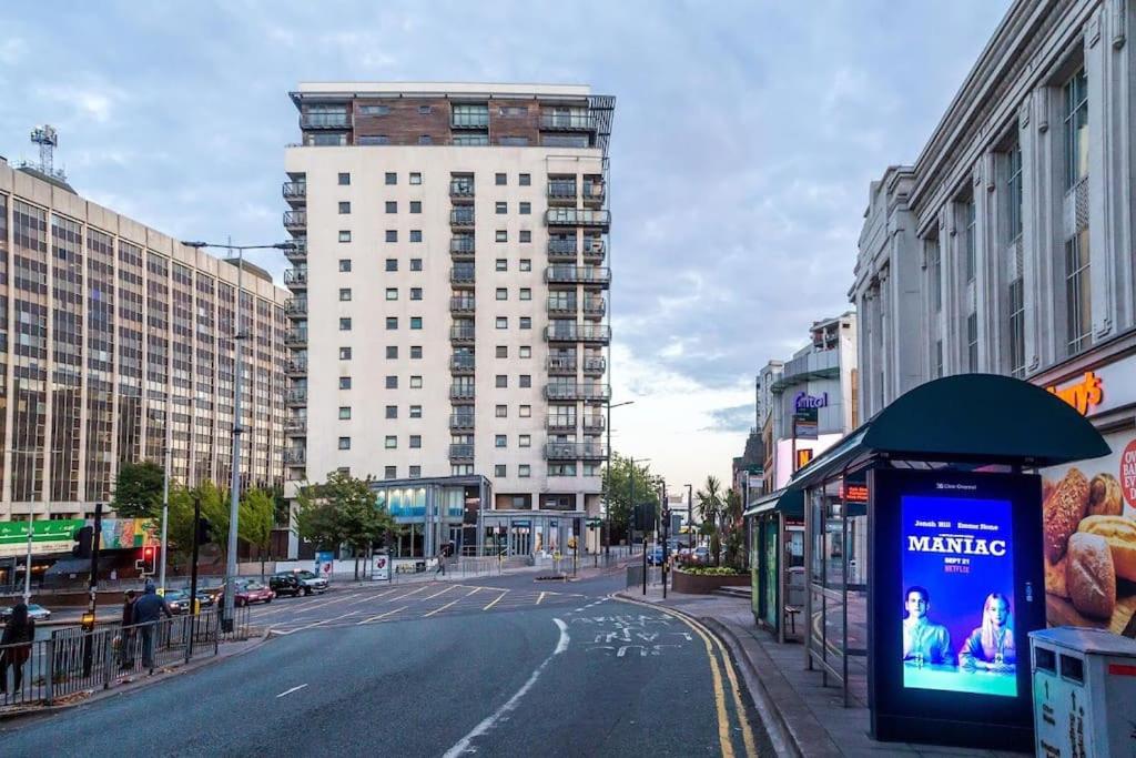 Contemporary City Centre Apartment in The Aspect view 5