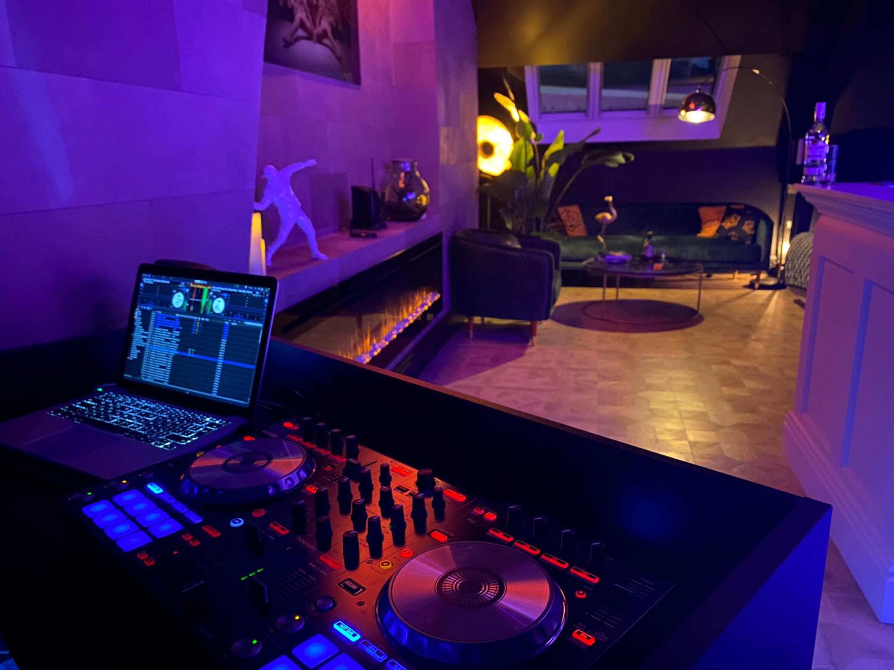 LoCo Paradiso - Two kingsize beds, outdoor terrace, DJ booth, bar, cinema, bathtub, kitchen, airco