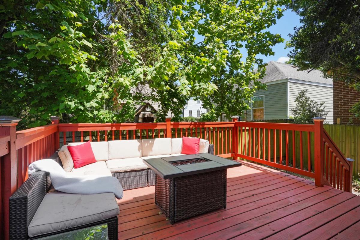 NOLA Luxury, Near Parade Route, Bar & Porch view 2