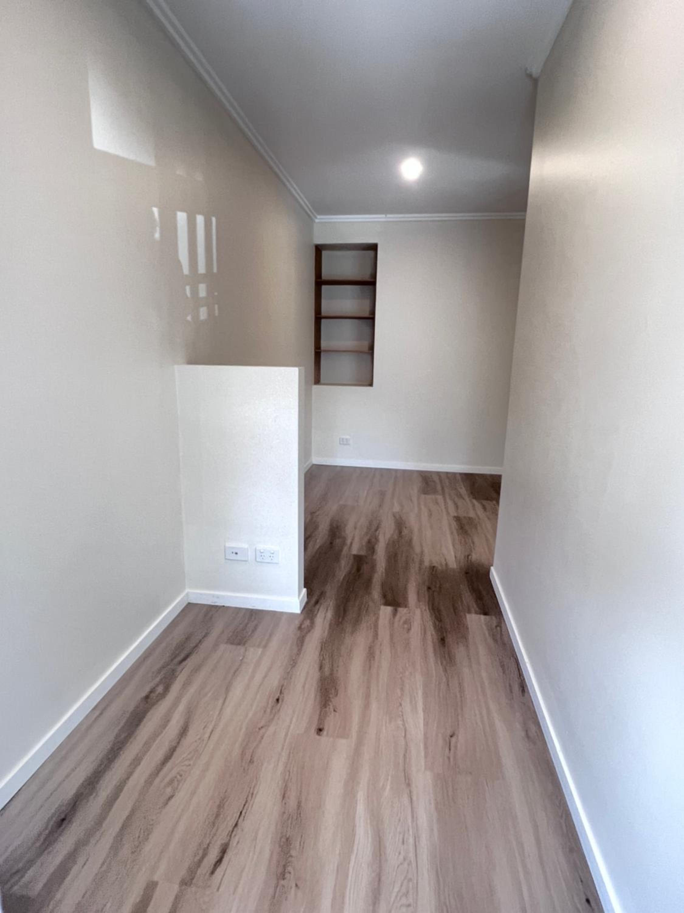 Near New 4br townhouse next to shopping mall