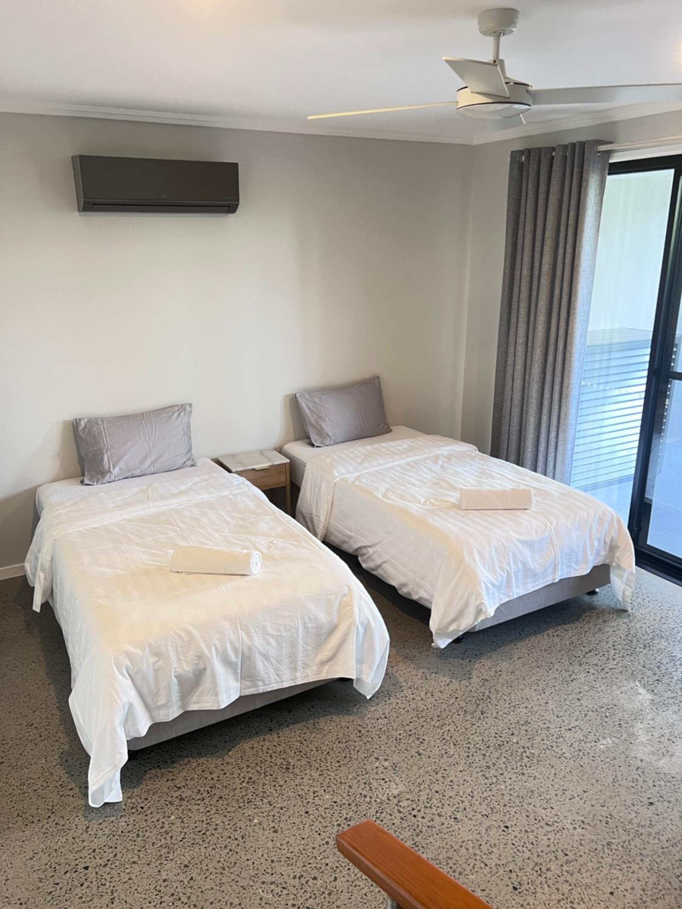 Near New 4br townhouse next to shopping mall