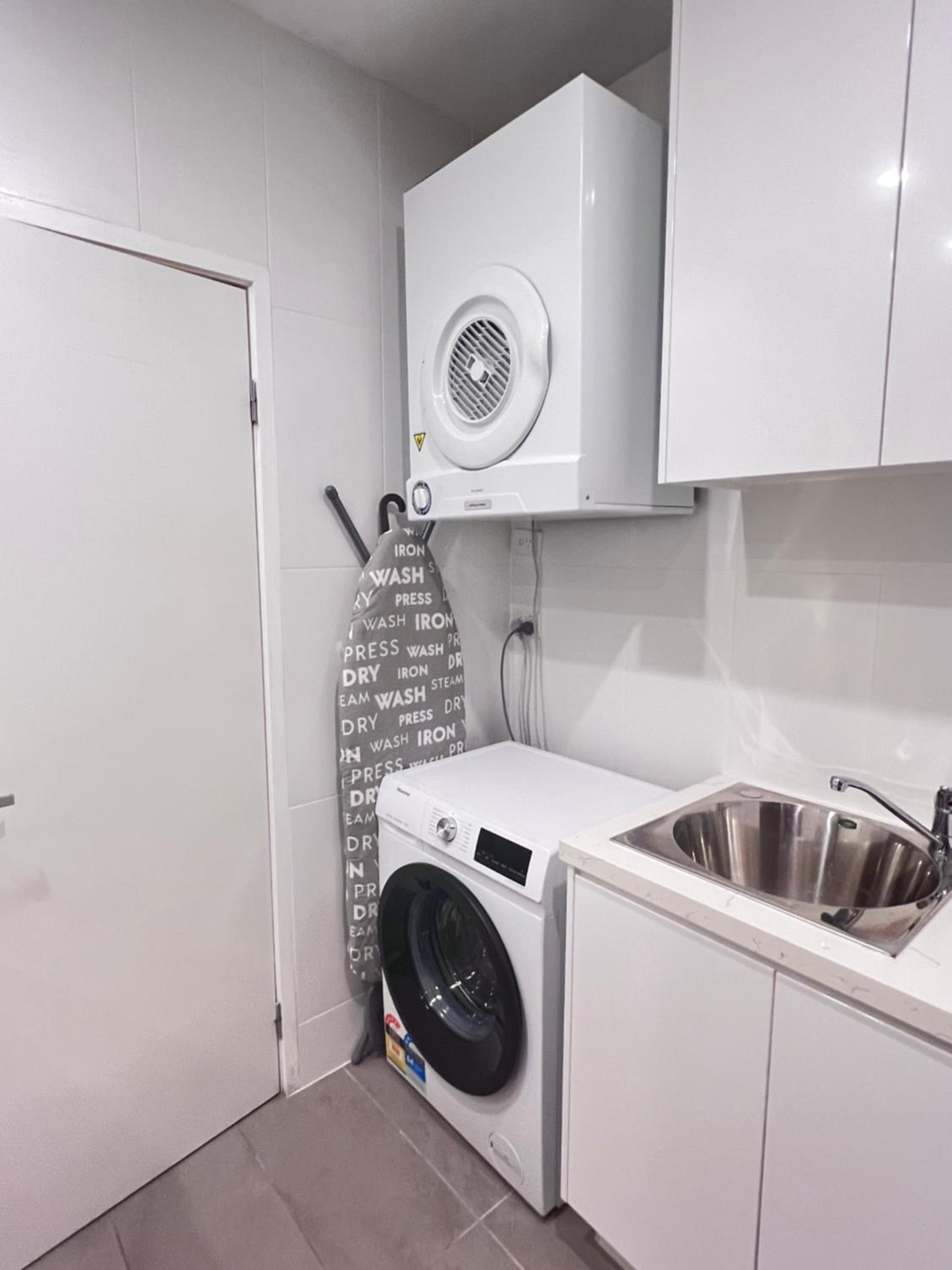 Near New 4br townhouse next to shopping mall