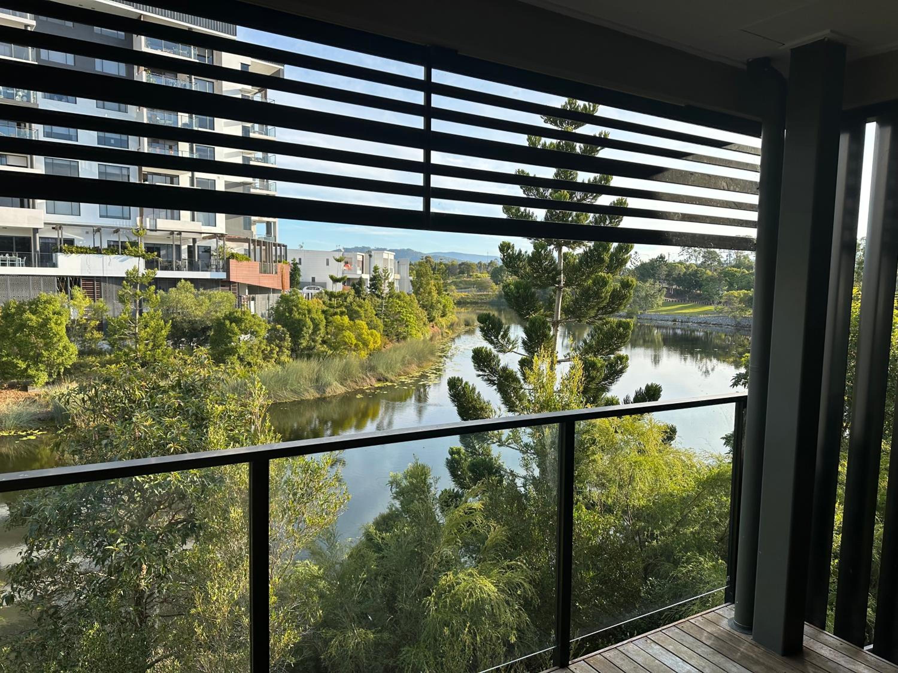 Near New 4br townhouse next to shopping mall