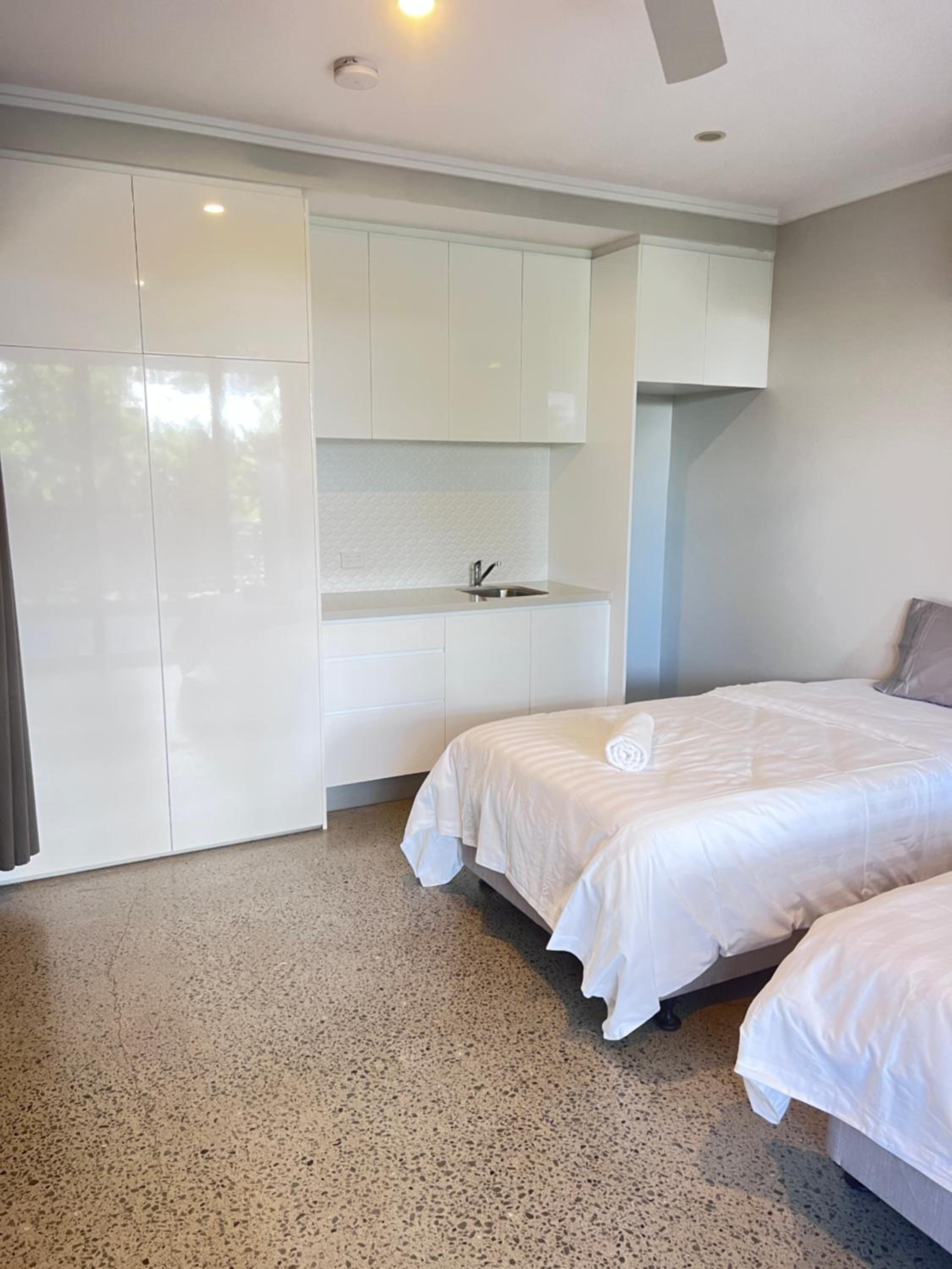 Near New 4br townhouse next to shopping mall