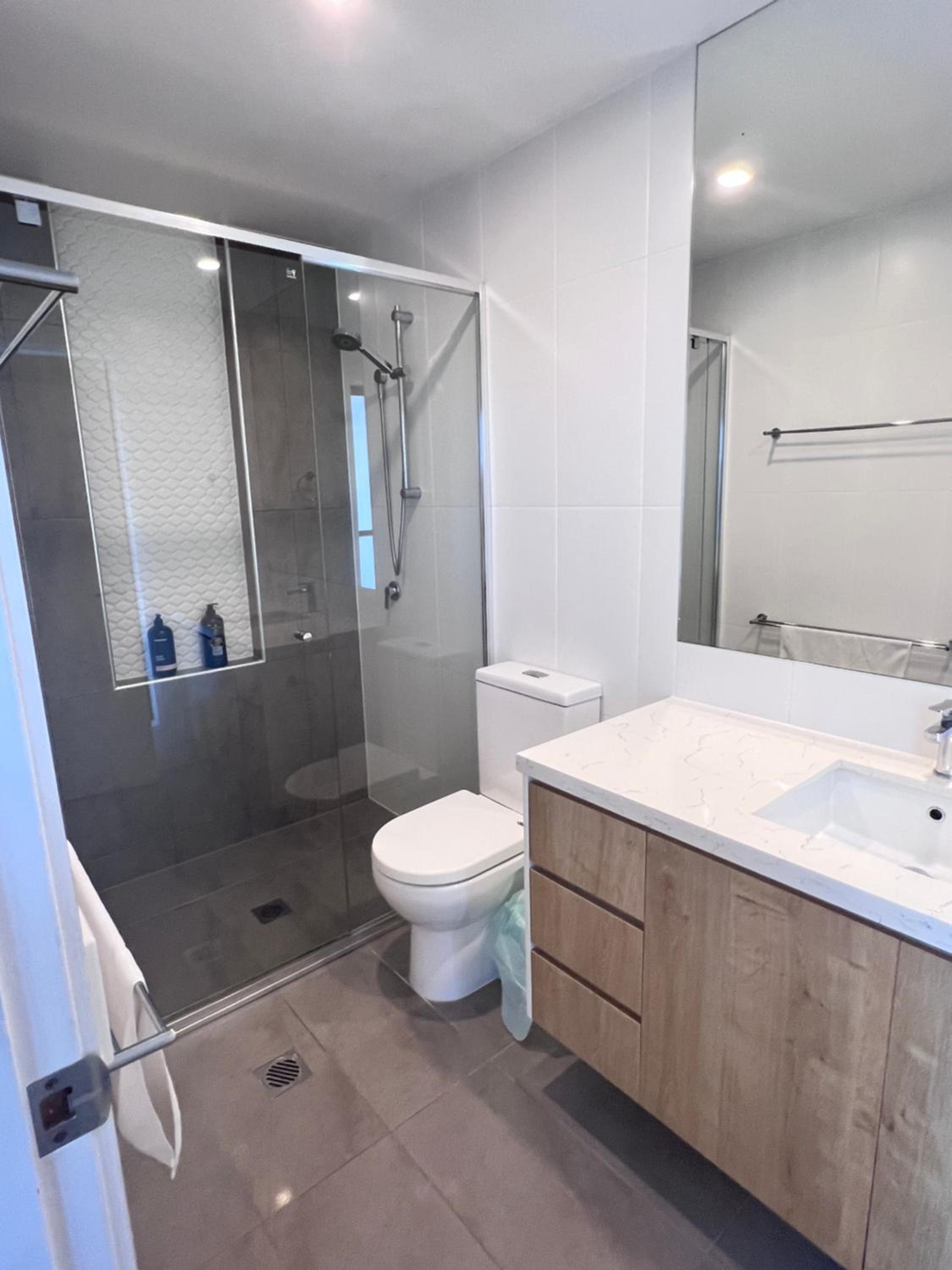 Near New 4br townhouse next to shopping mall