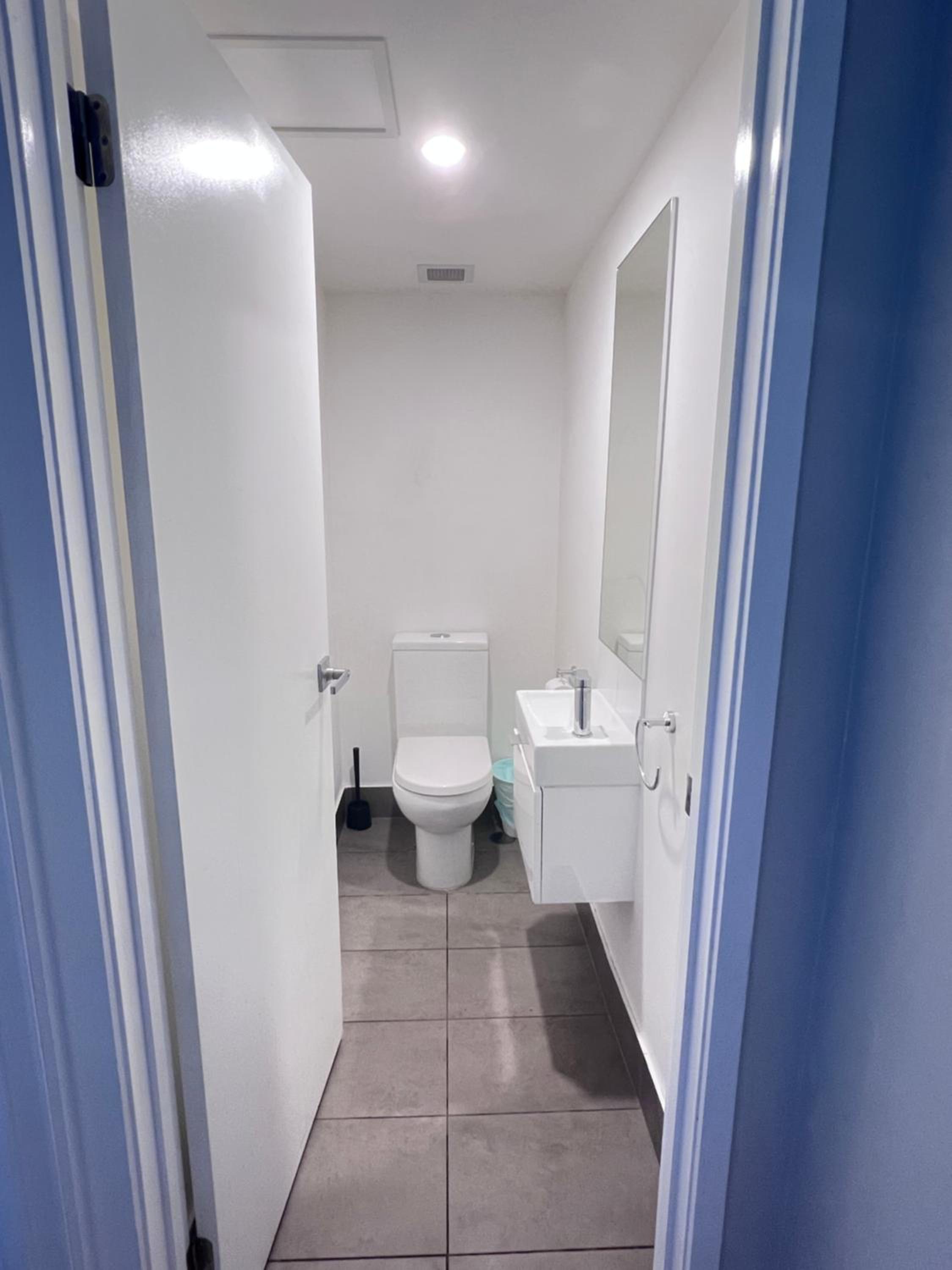 Near New 4br townhouse next to shopping mall