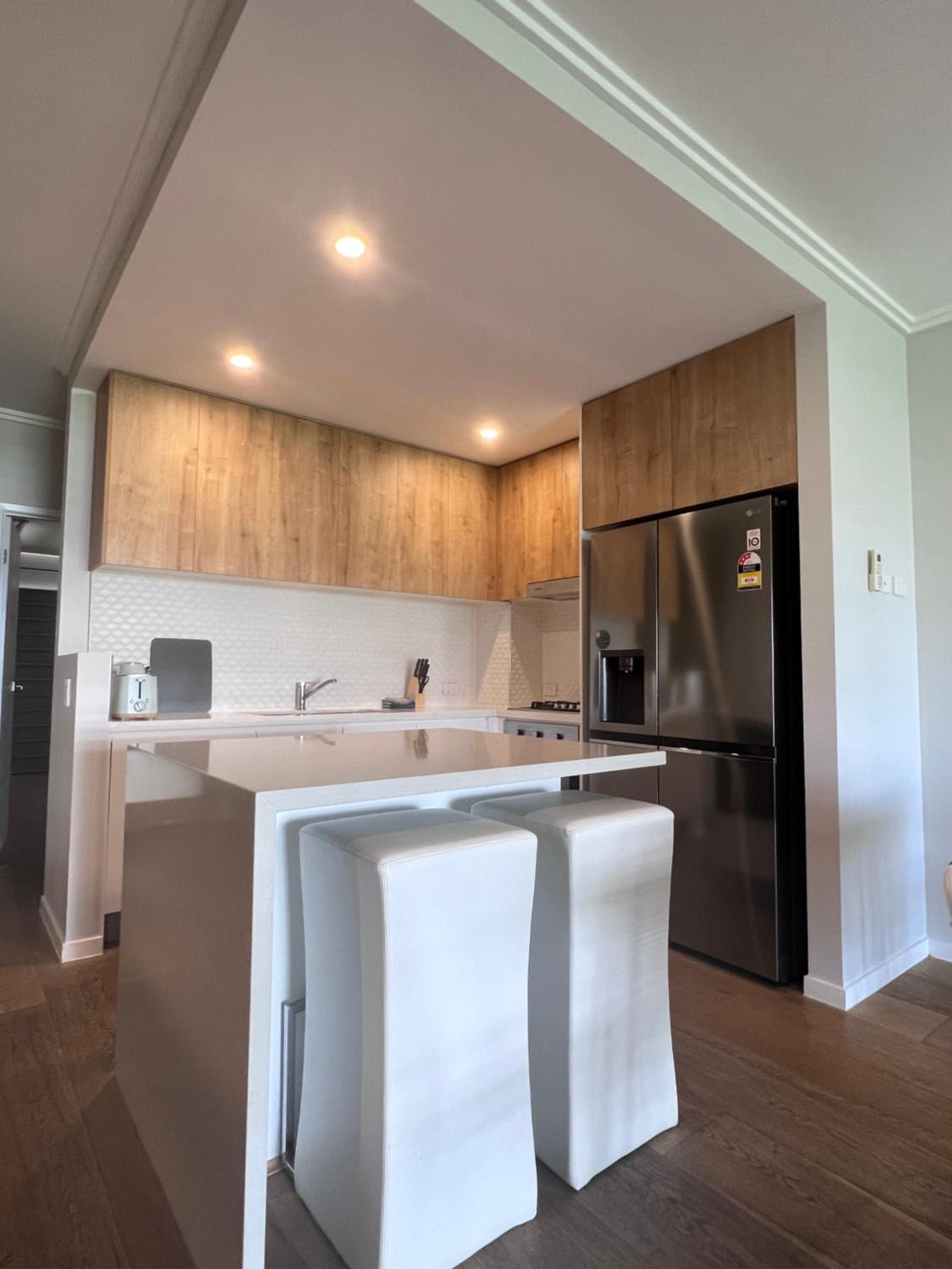 Near New 4br townhouse next to shopping mall