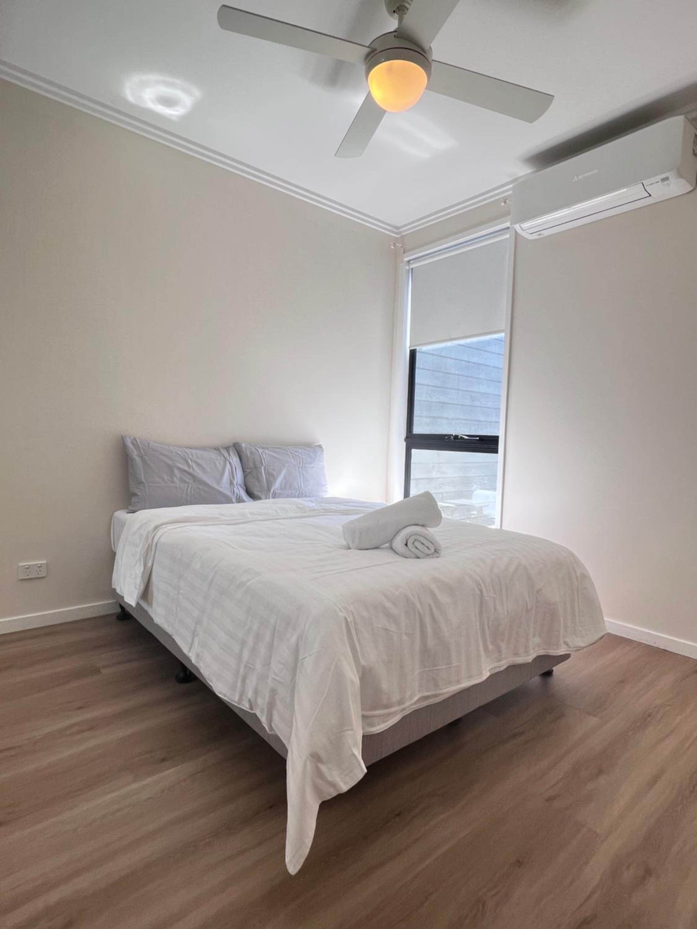 Near New 4br townhouse next to shopping mall