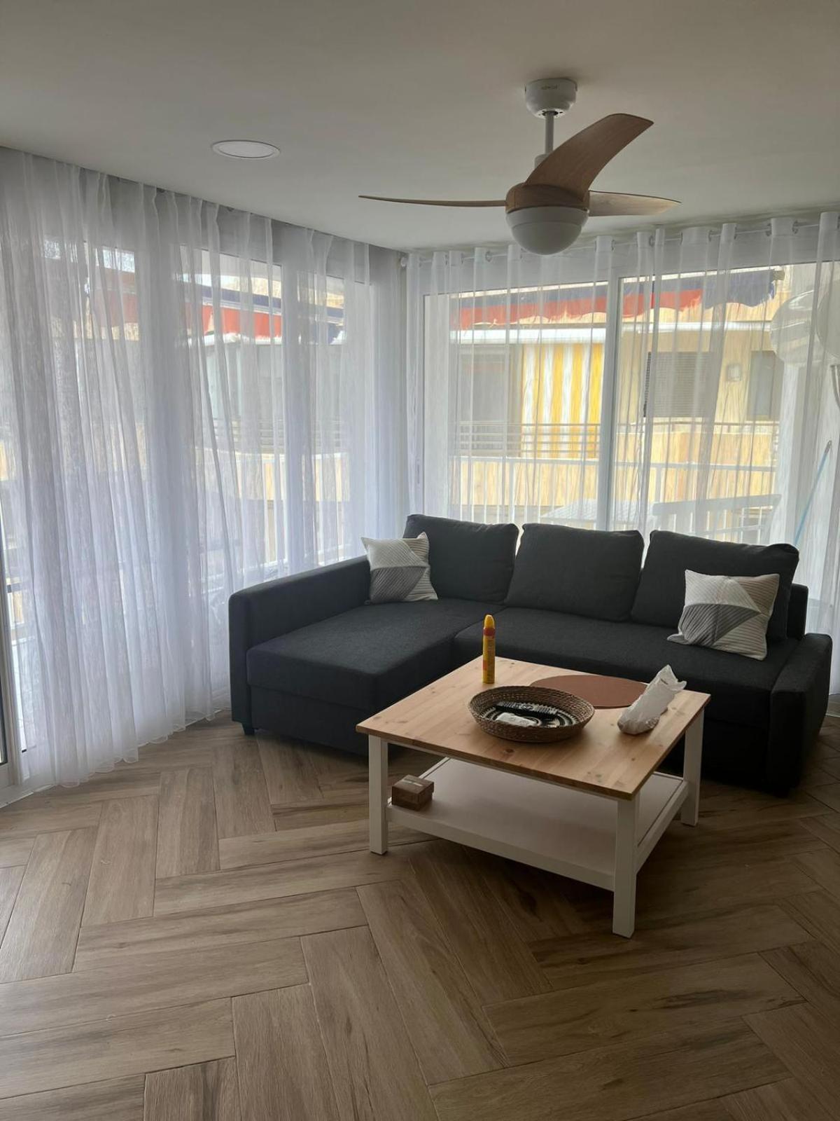 Beachfront Salou apartment with sea view