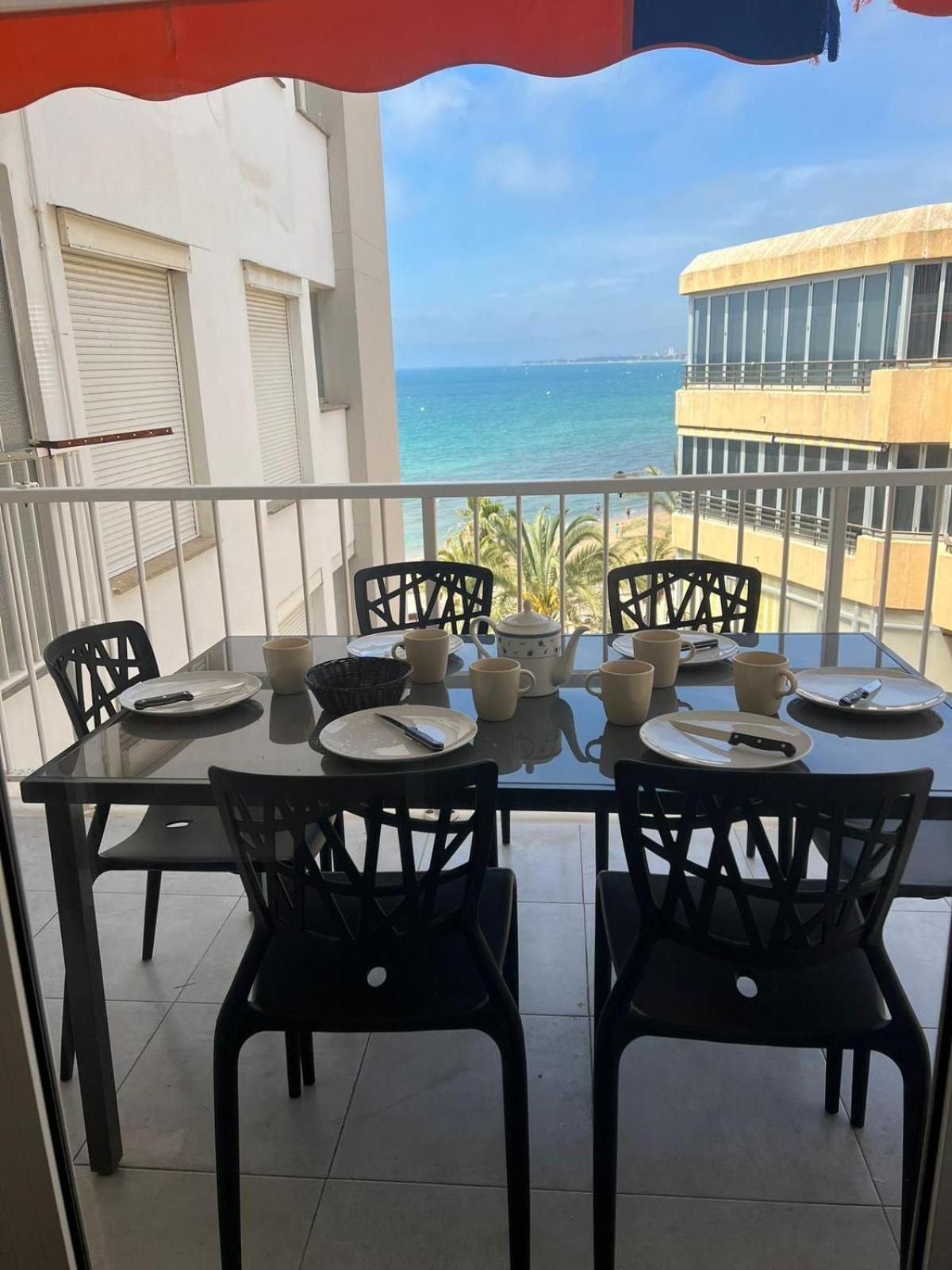 Beachfront Salou apartment with sea view