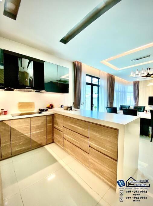 Batu Ferringhi Luxurious Modern Designed 5BR House photo 6