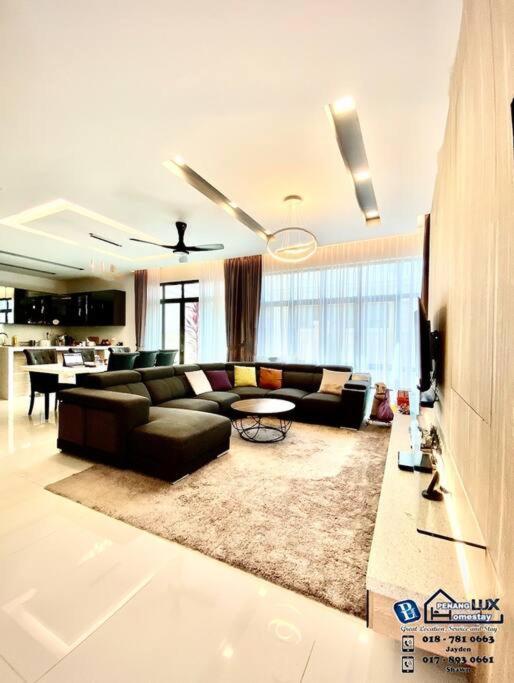 Batu Ferringhi Luxurious Modern Designed 5BR House photo 2