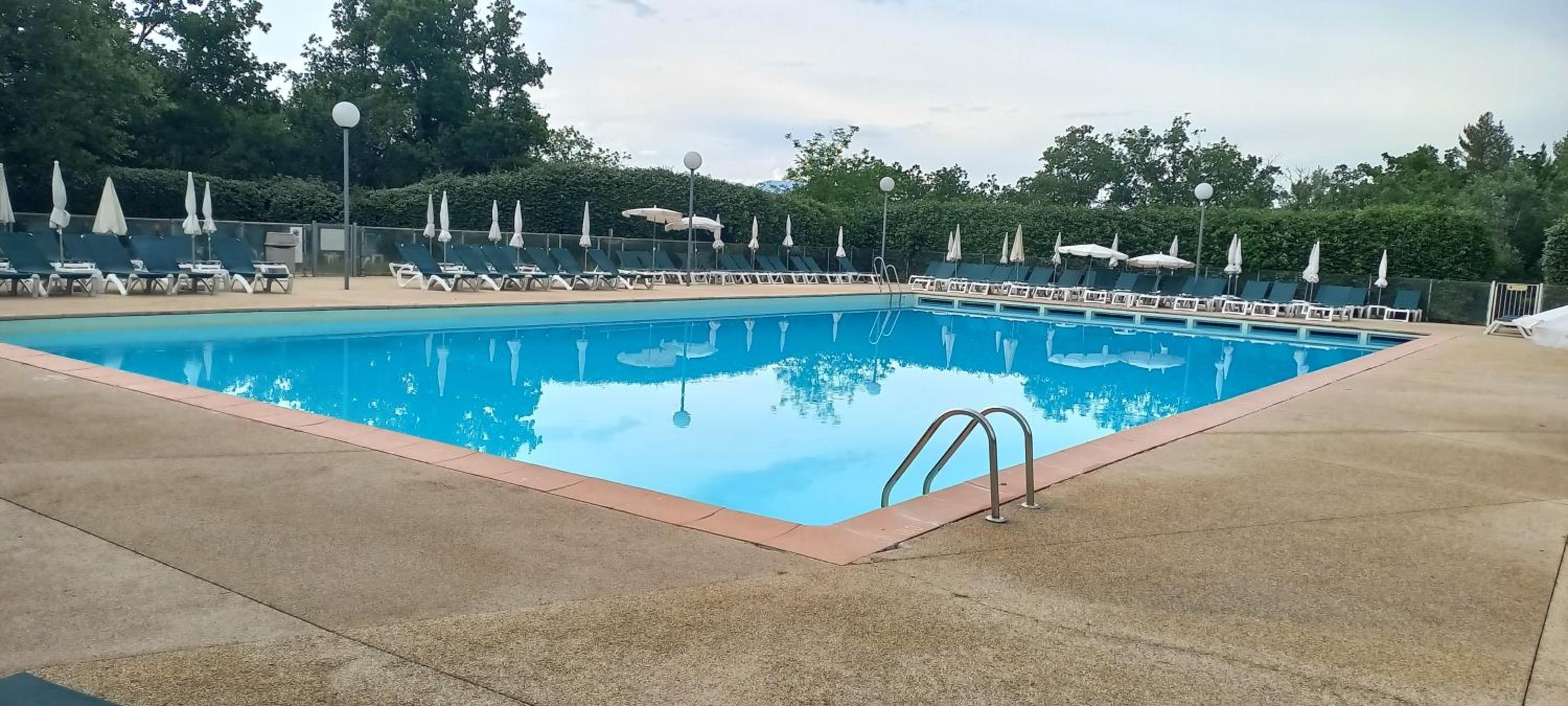 Duplex, piscines, animations près via Ardèche, centre équestre- sans draps ni serviettes