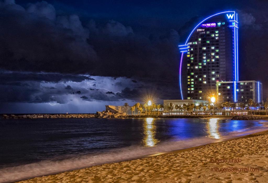 Barcelona Chic Apartments- Free Parking - 10 min BCN center by metro