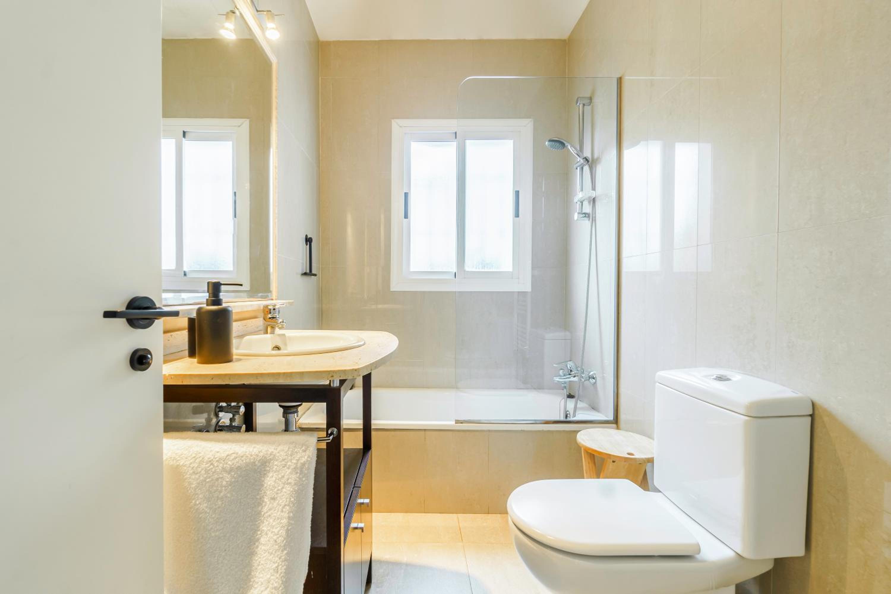 Casa exclusiva, jardín y piscina privada