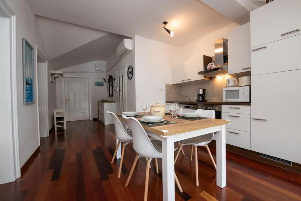 Villa Mascagni Modern Seaview Appartment