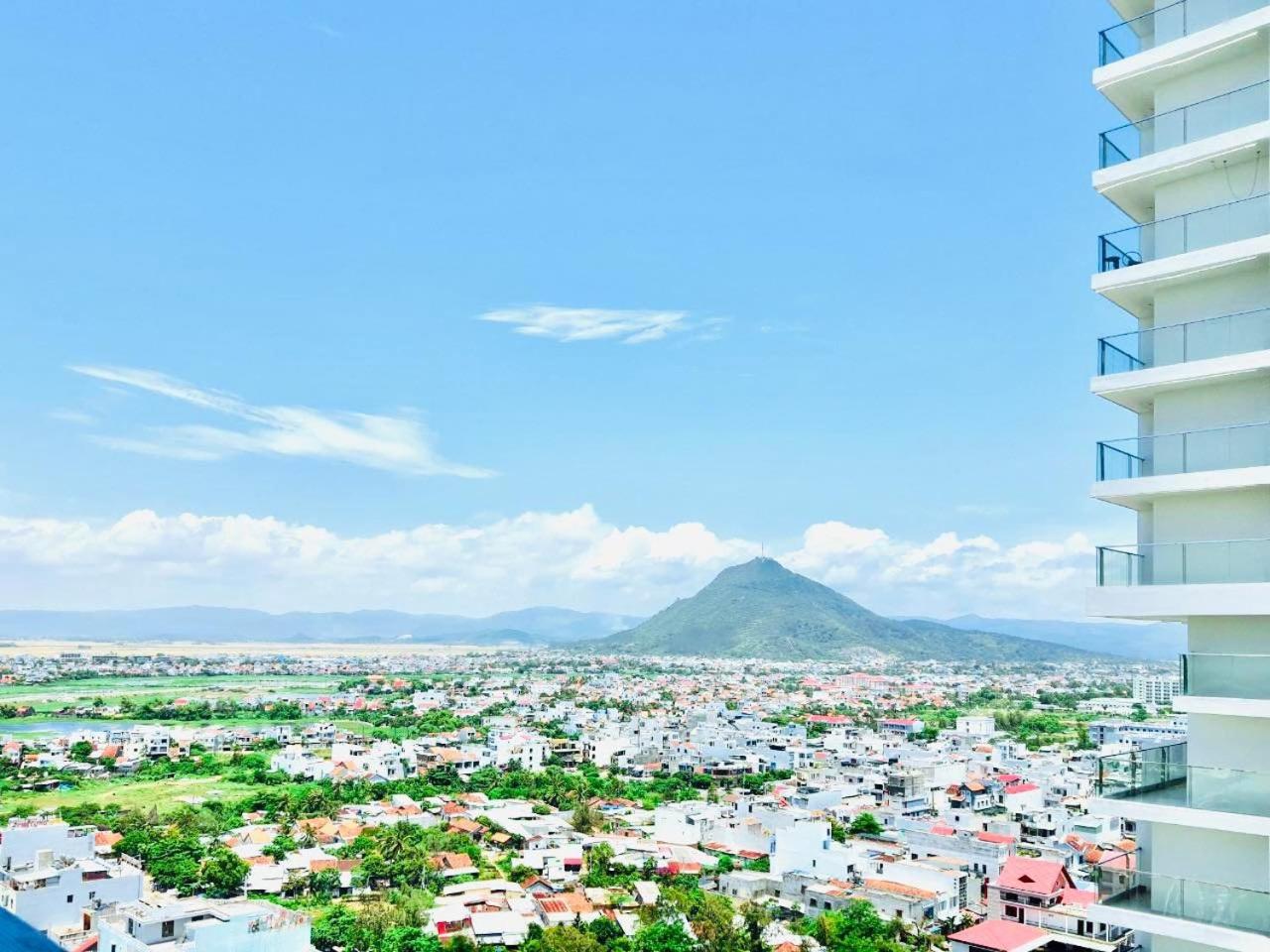 Hoa vàng trên cỏ xanh view 2